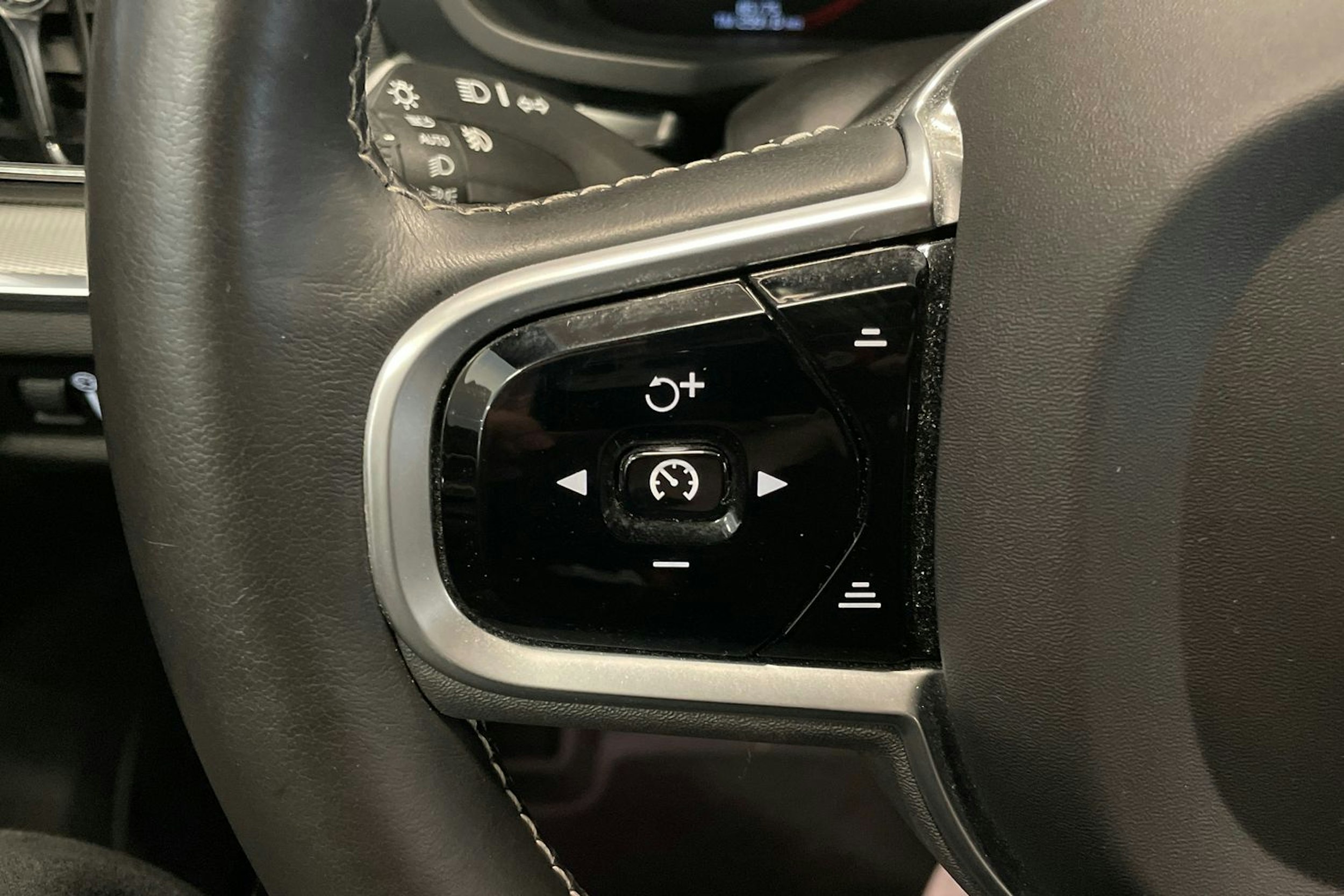 punainen Volvo S60 2020 kuva 23.