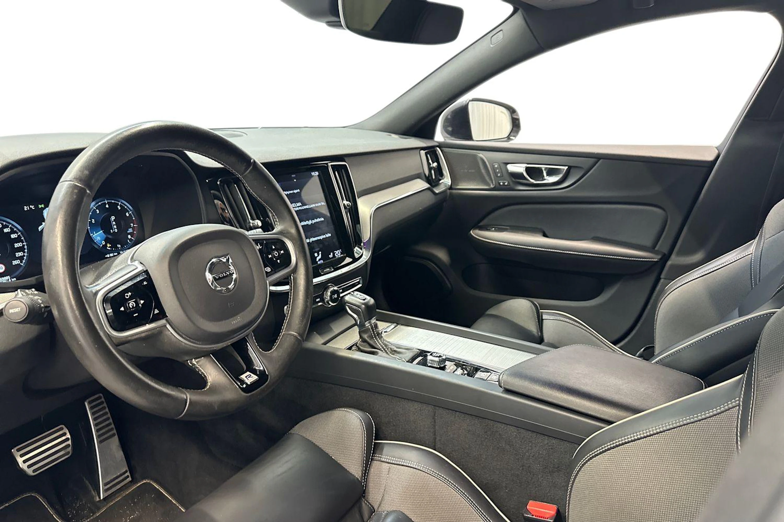 valkoinen Volvo S60 2020 kuva 3.
