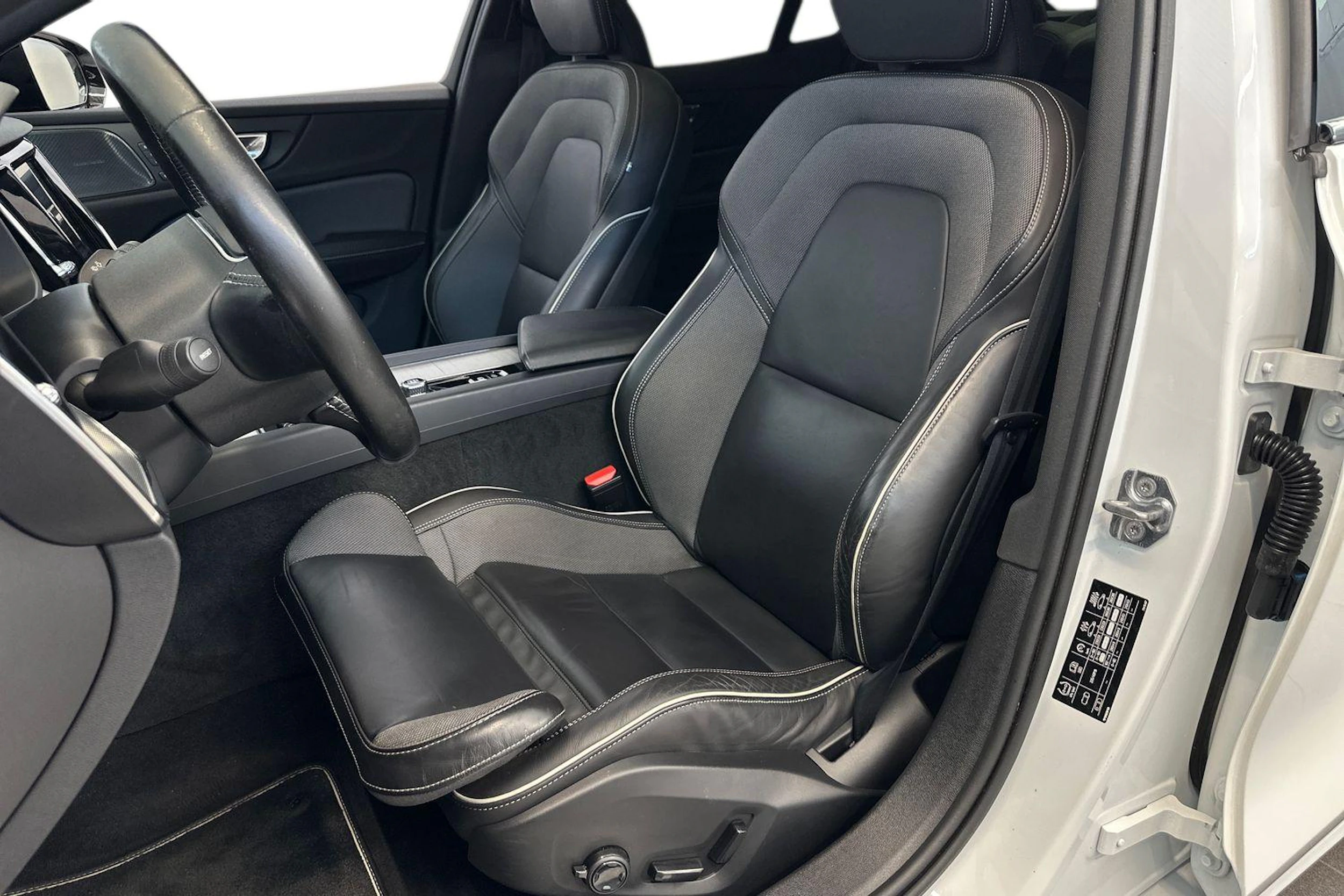 valkoinen Volvo S60 2020 kuva 7.