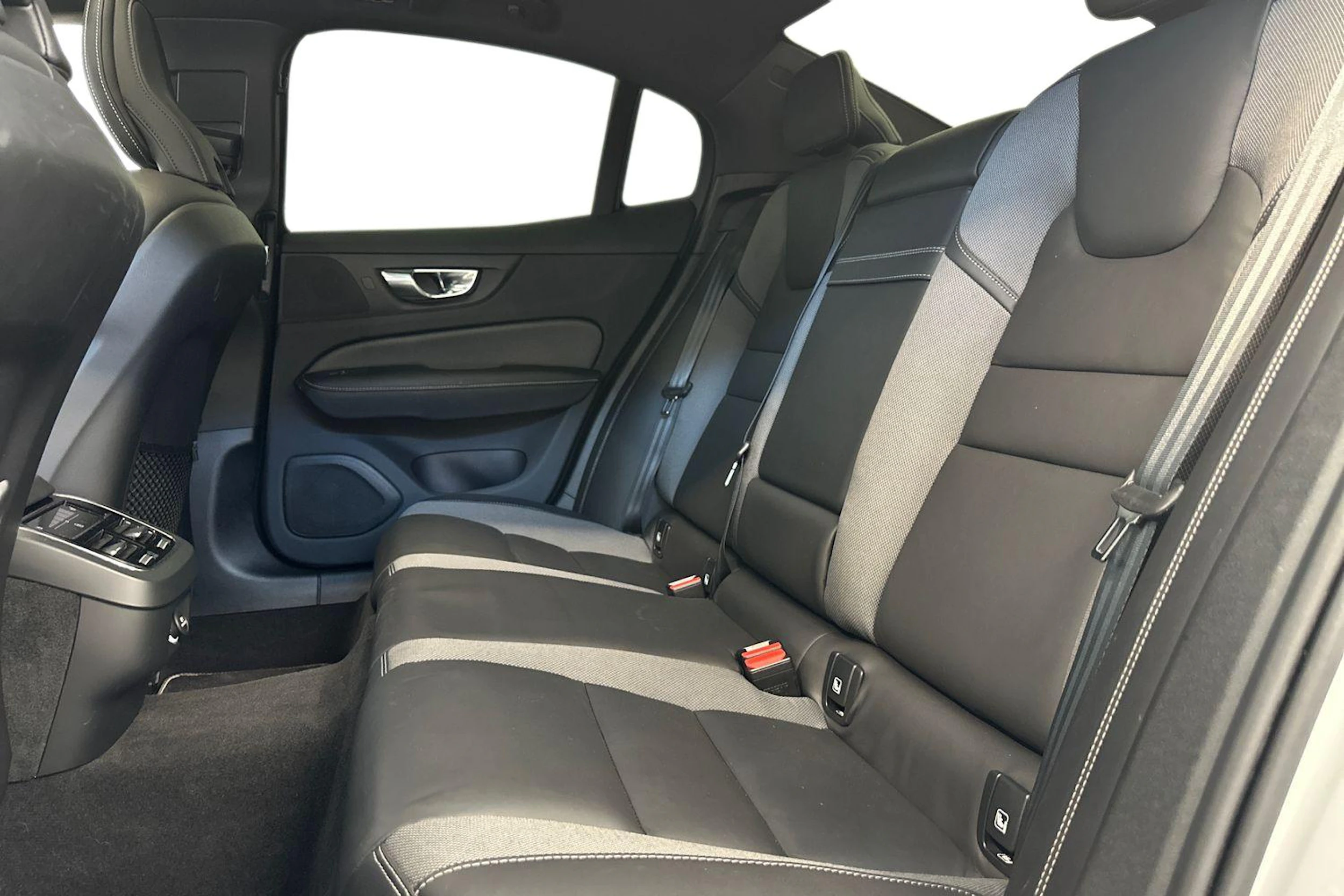 valkoinen Volvo S60 2020 kuva 8.