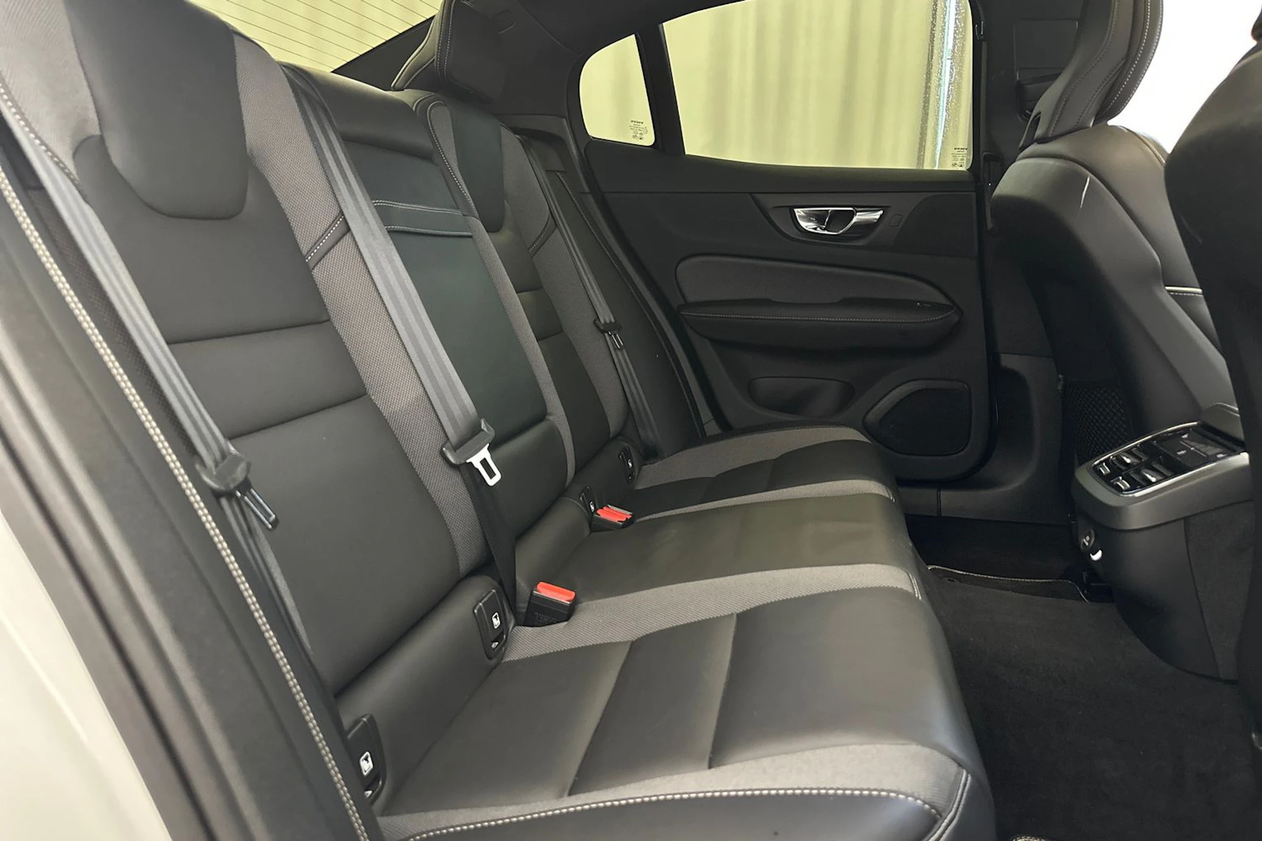 valkoinen Volvo S60 2020 kuva 10.