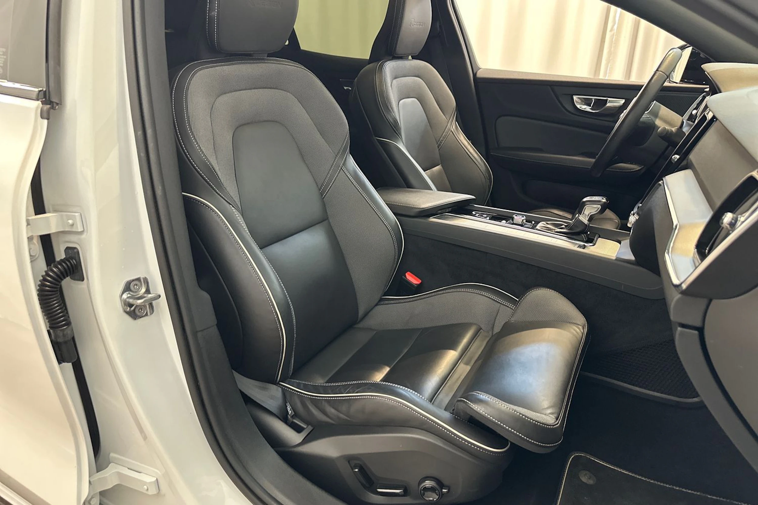 valkoinen Volvo S60 2020 kuva 11.