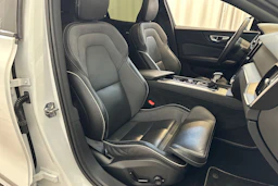 valkoinen Volvo S60 2020 kuva 11.