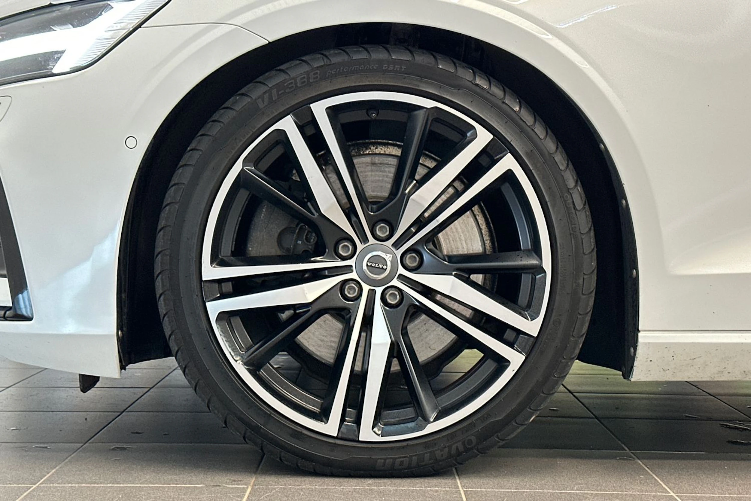 valkoinen Volvo S60 2020 kuva 29.