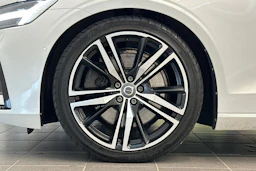 valkoinen Volvo S60 2020 kuva 29.