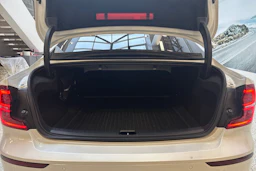 valkoinen Volvo S60 2020 kuva 15.