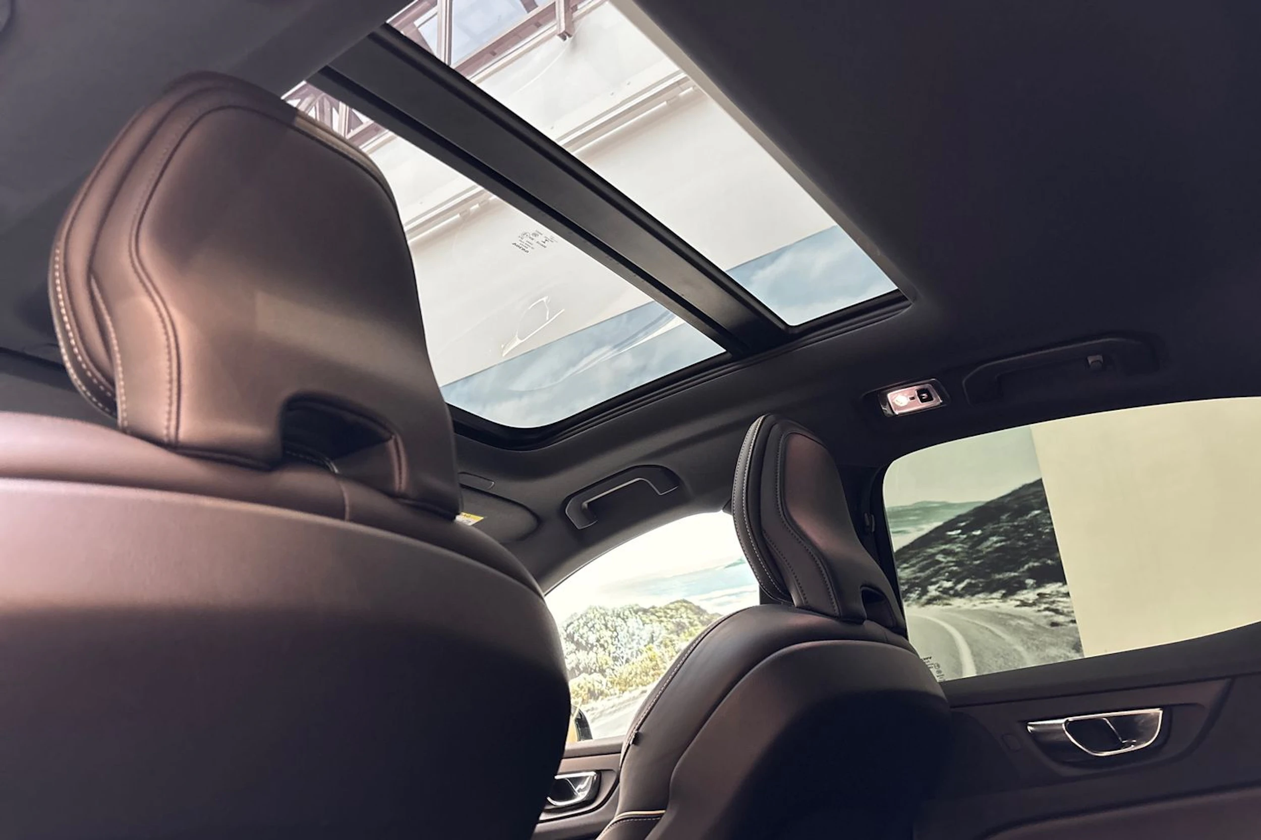 valkoinen Volvo S60 2020 kuva 17.