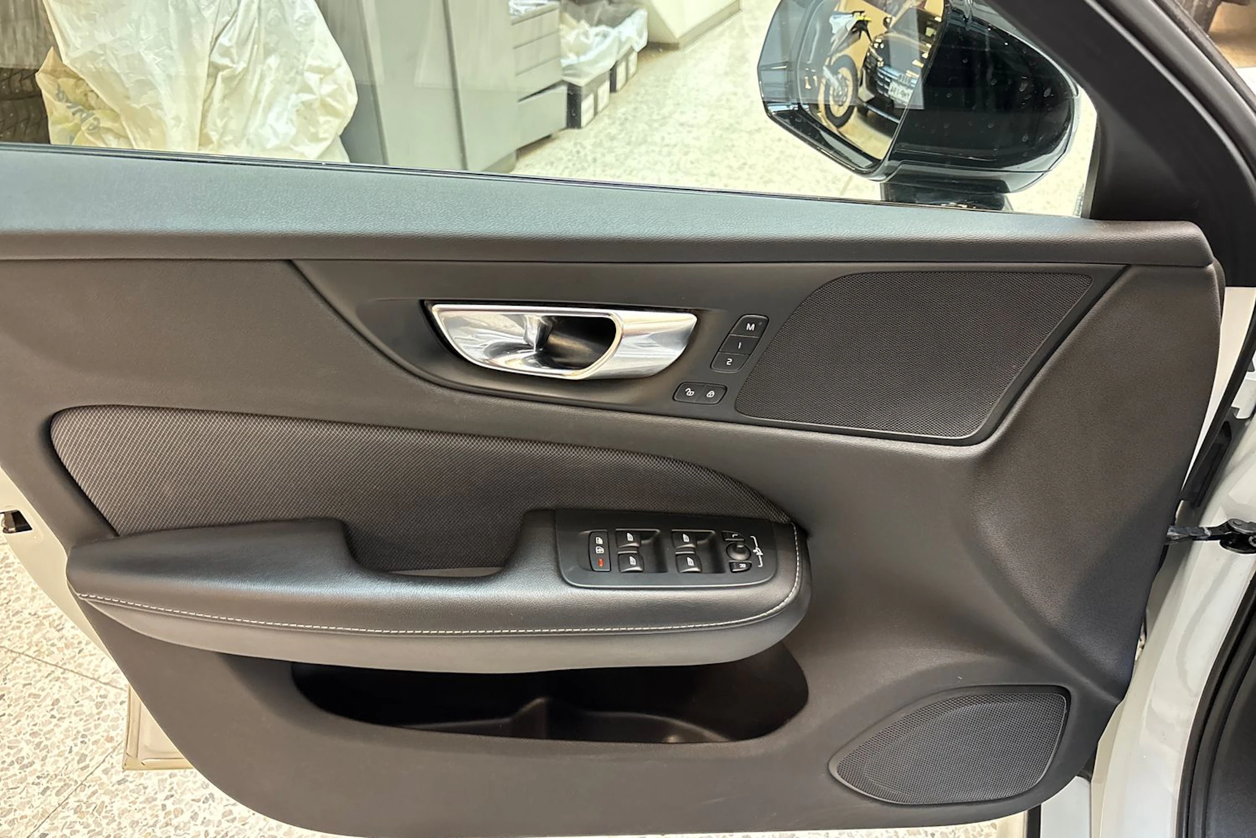 valkoinen Volvo S60 2020 kuva 19.