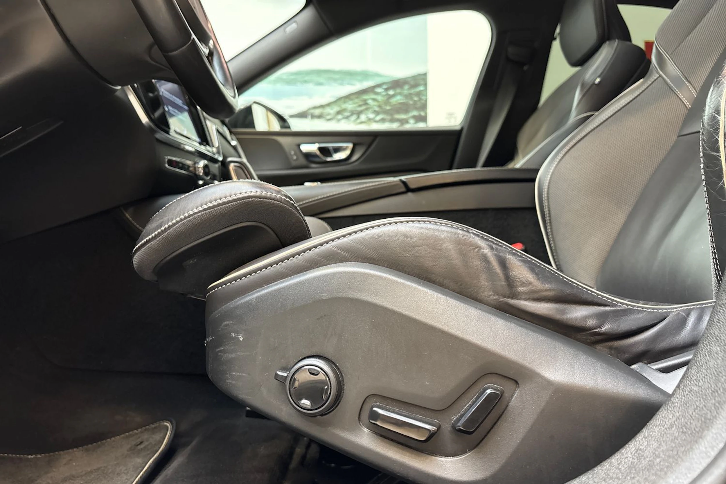 valkoinen Volvo S60 2020 kuva 20.