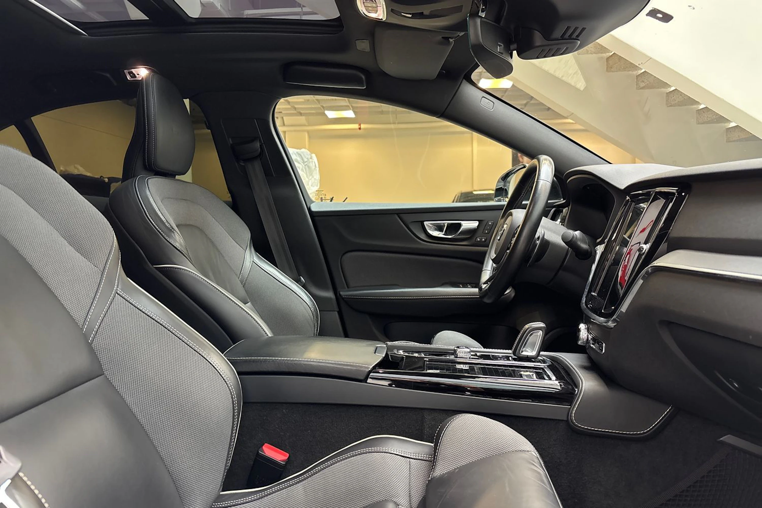 valkoinen Volvo S60 2020 kuva 27.