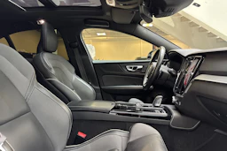 valkoinen Volvo S60 2020 kuva 27.