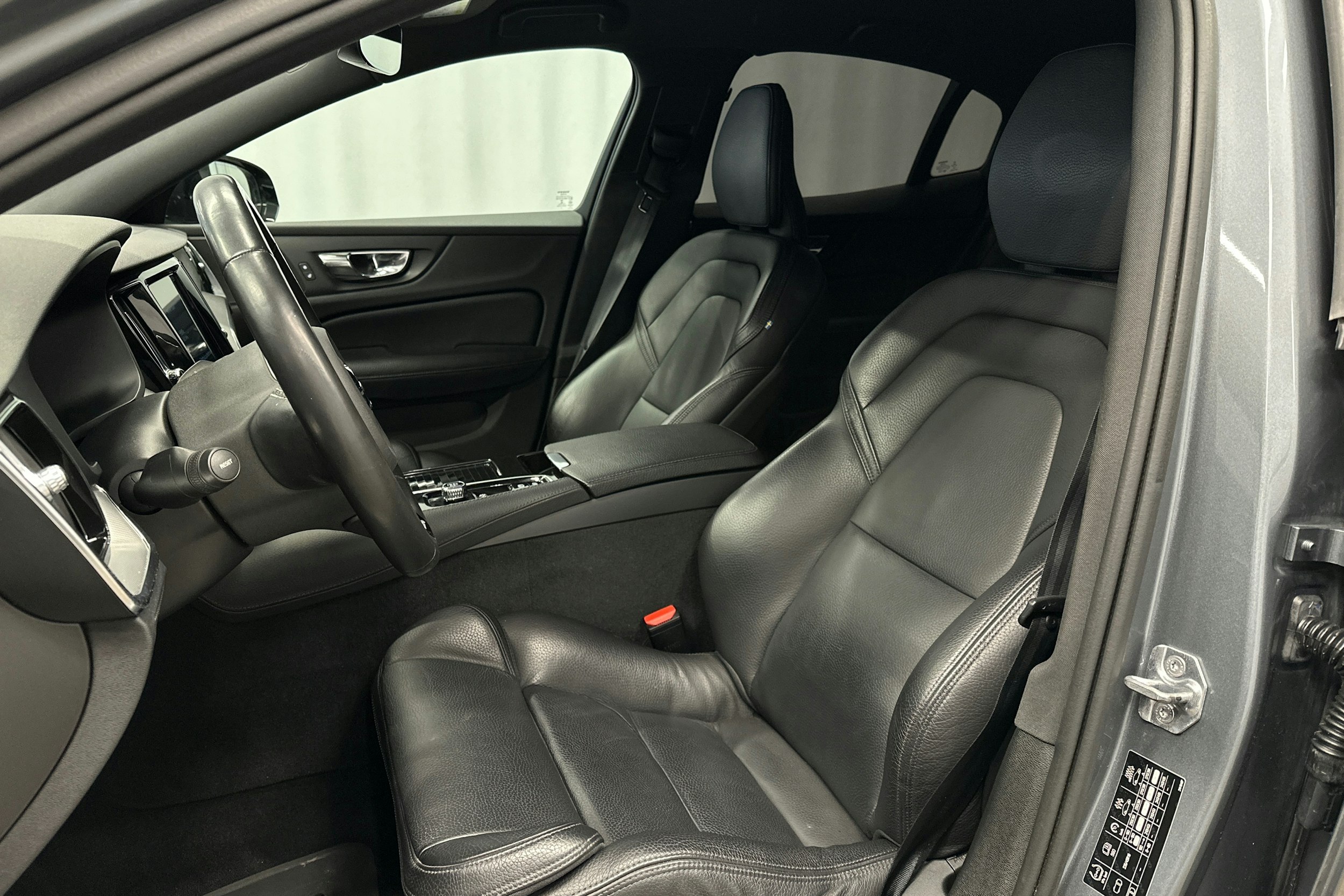 harmaa Volvo S60 2020 kuva 17.