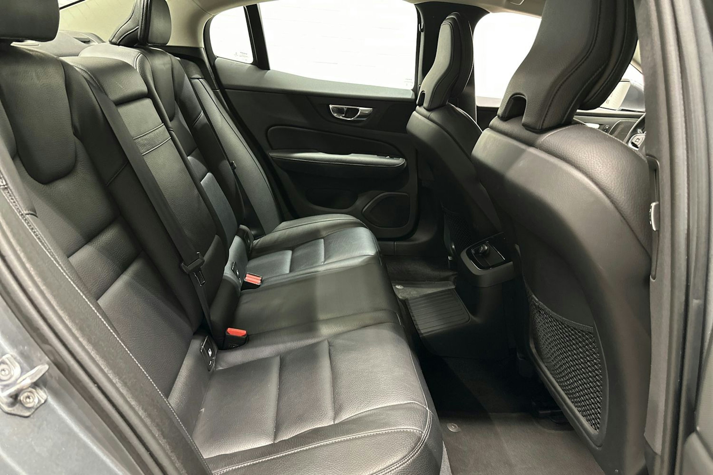 harmaa Volvo S60 2020 kuva 26.
