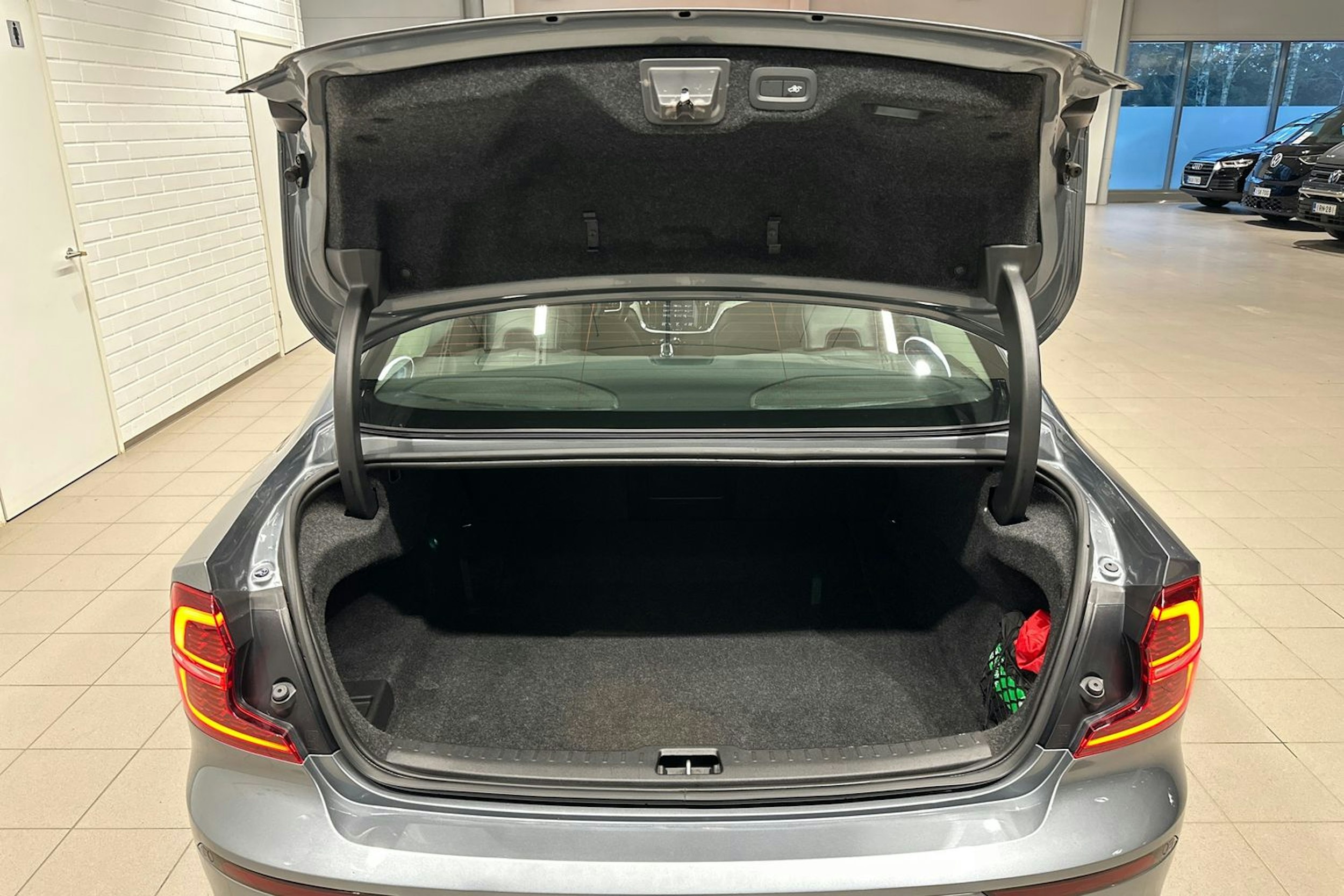 harmaa Volvo S60 2020 kuva 27.