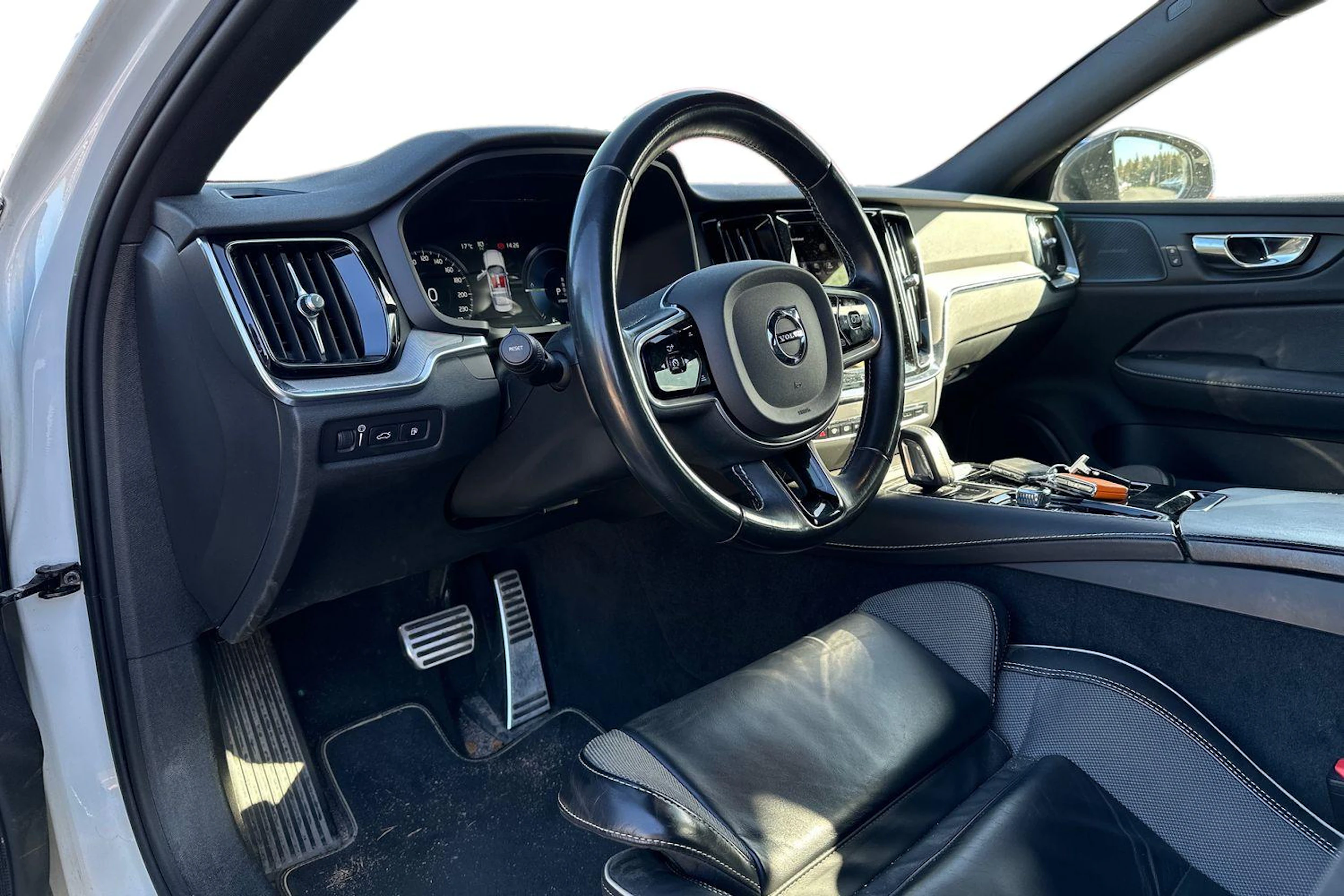 valkoinen Volvo S60 2020 kuva 3.