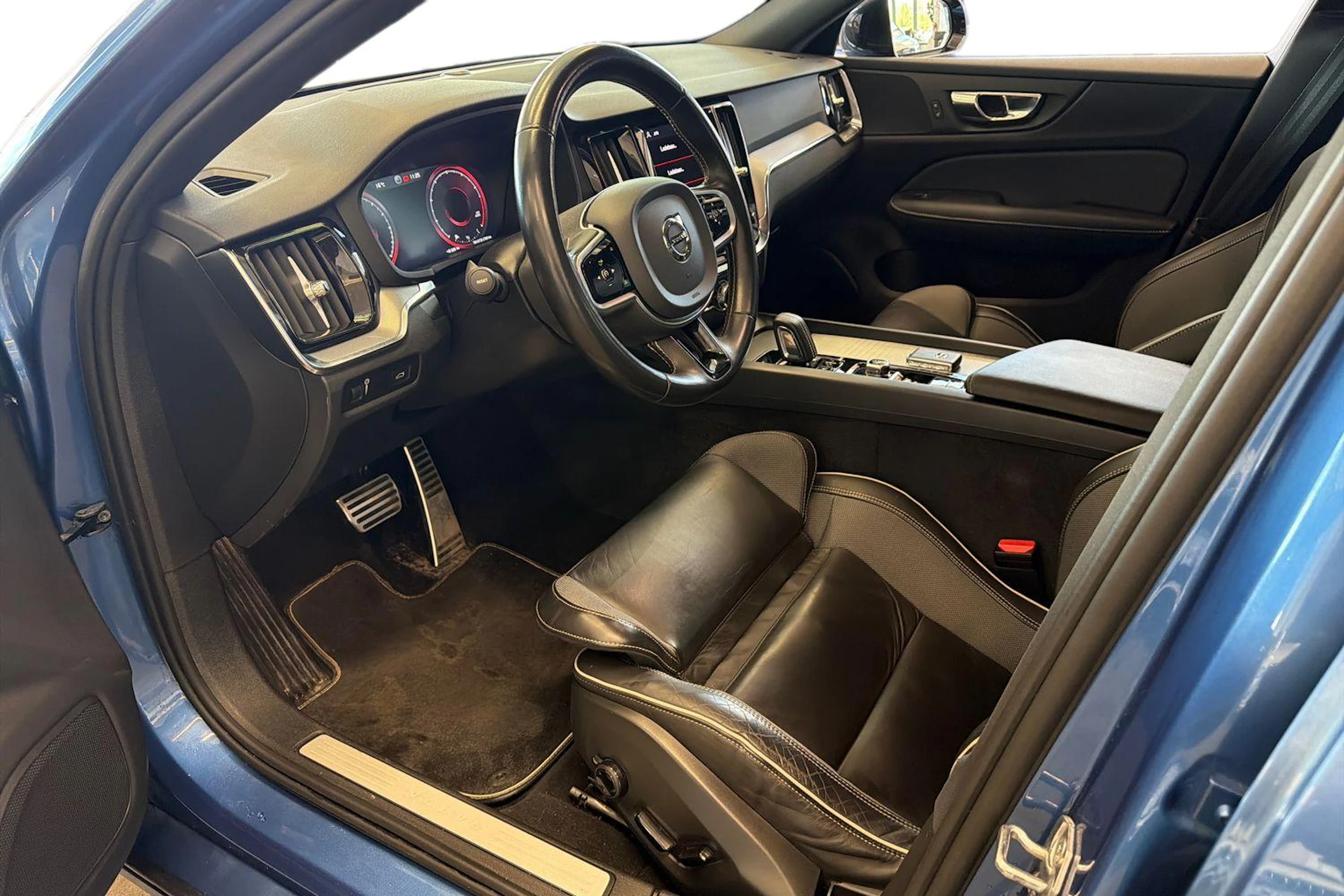 sininen Volvo S60 2021 kuva 8.