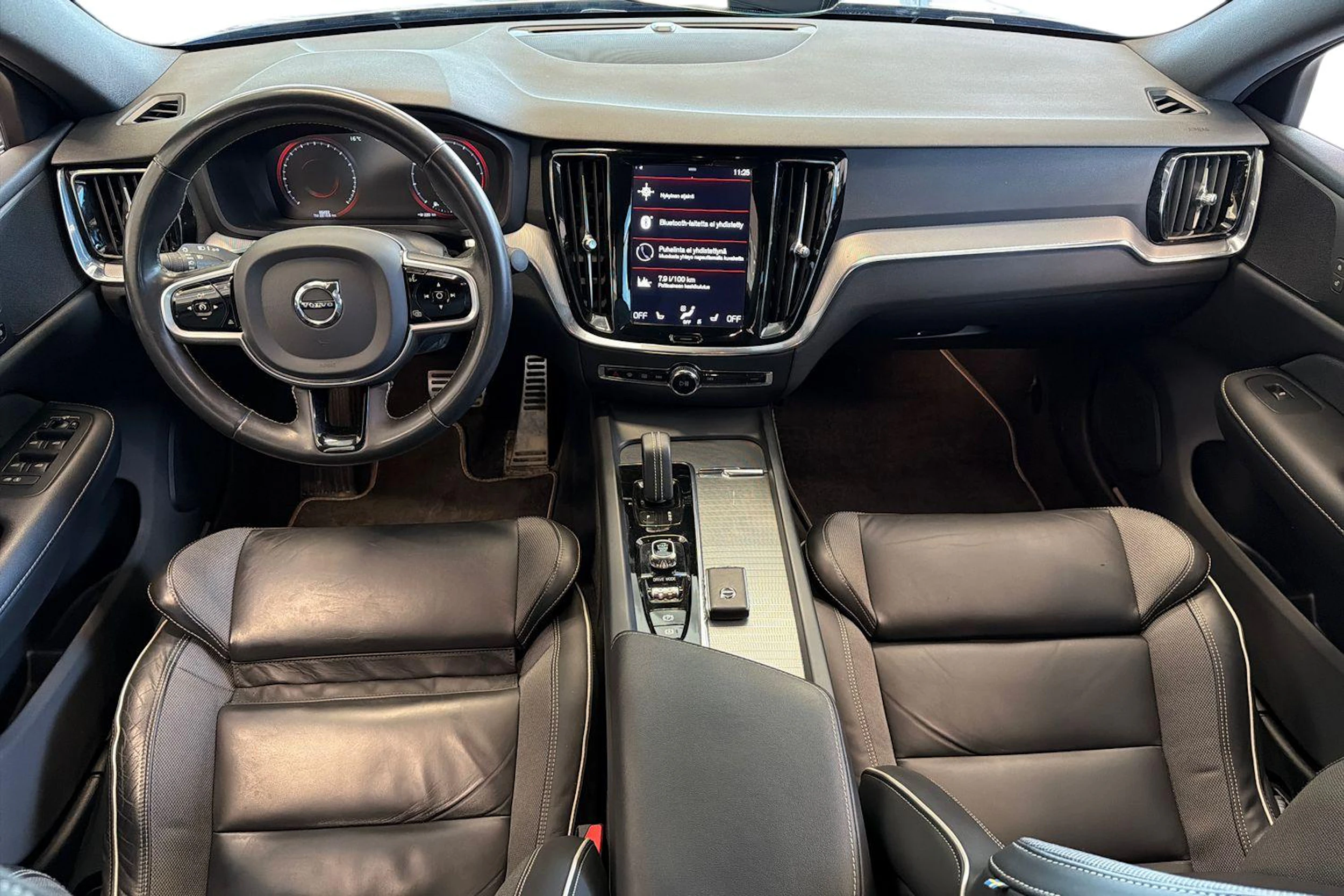 sininen Volvo S60 2021 kuva 9.