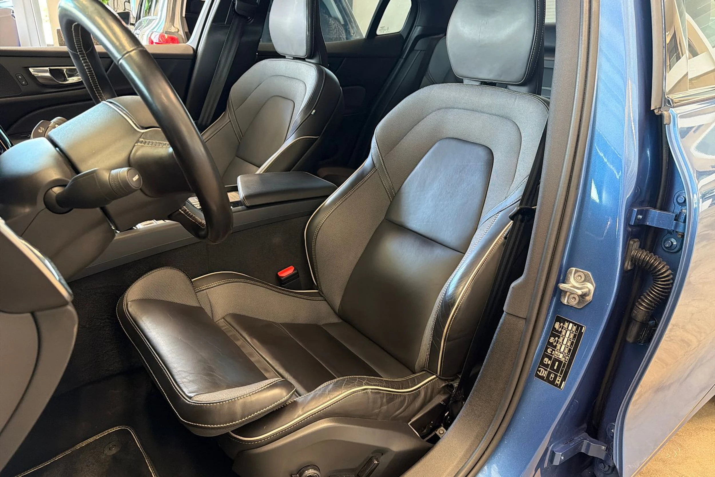sininen Volvo S60 2021 kuva 16.