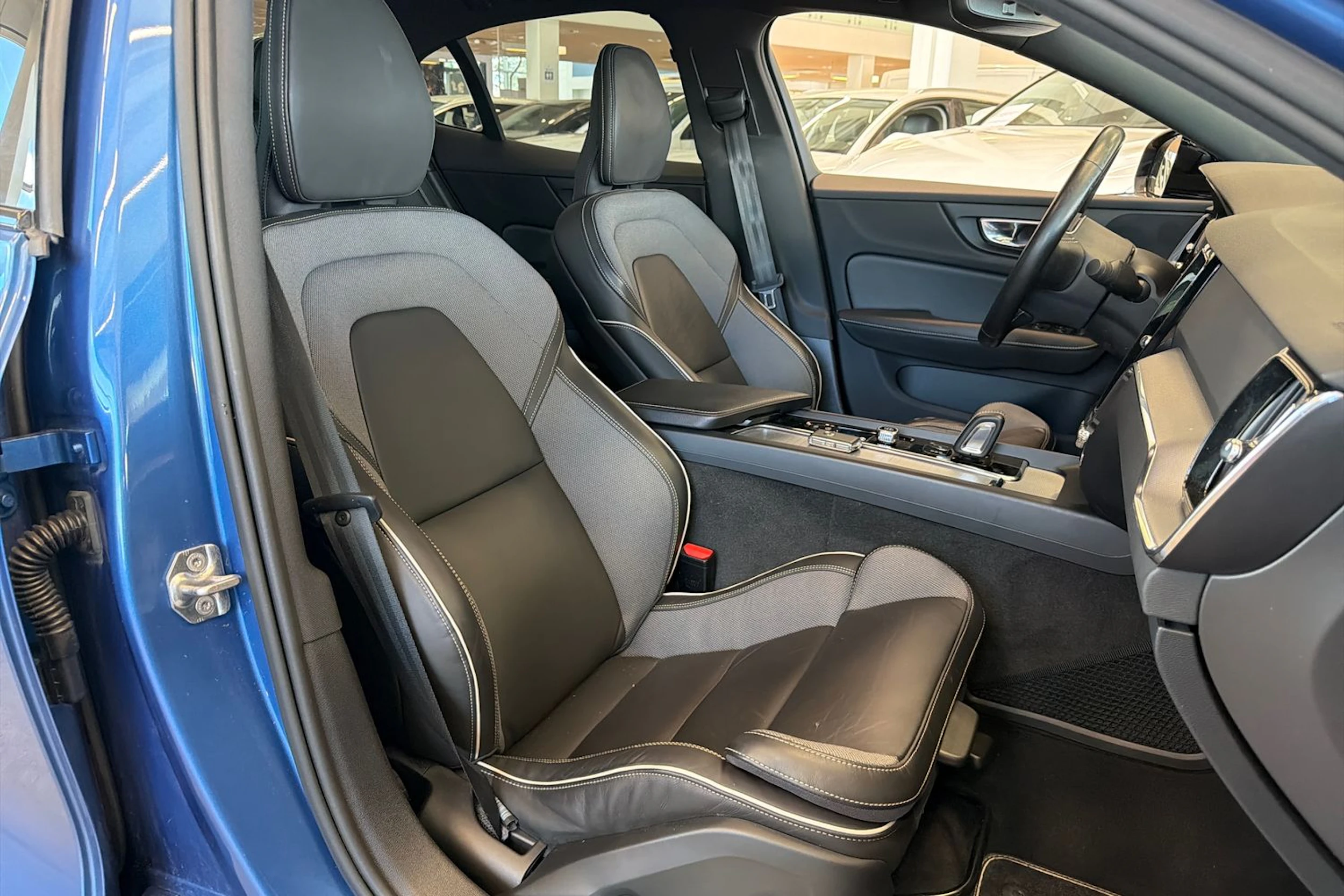 sininen Volvo S60 2021 kuva 23.