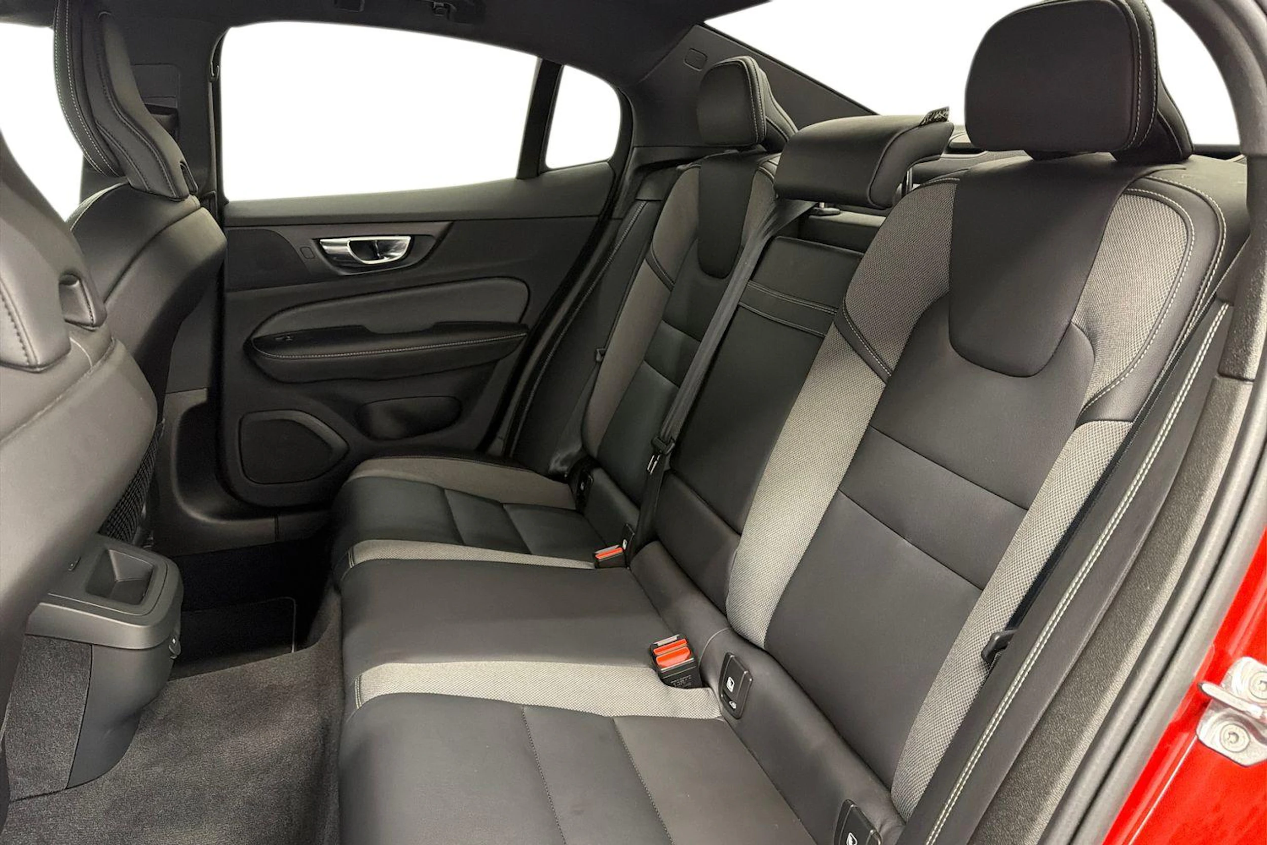 punainen Volvo S60 2021 kuva 11.