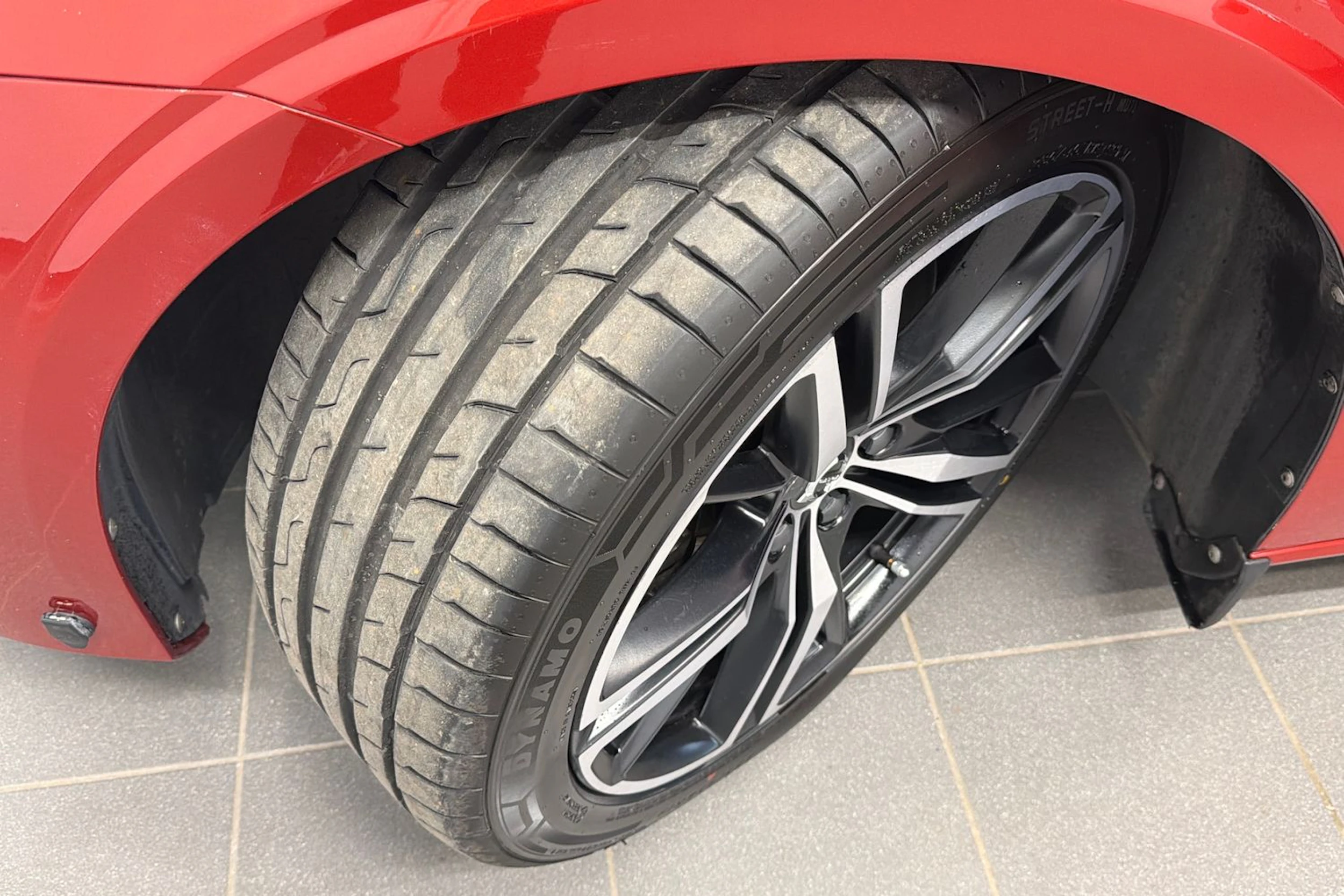 punainen Volvo S60 2021 kuva 13.