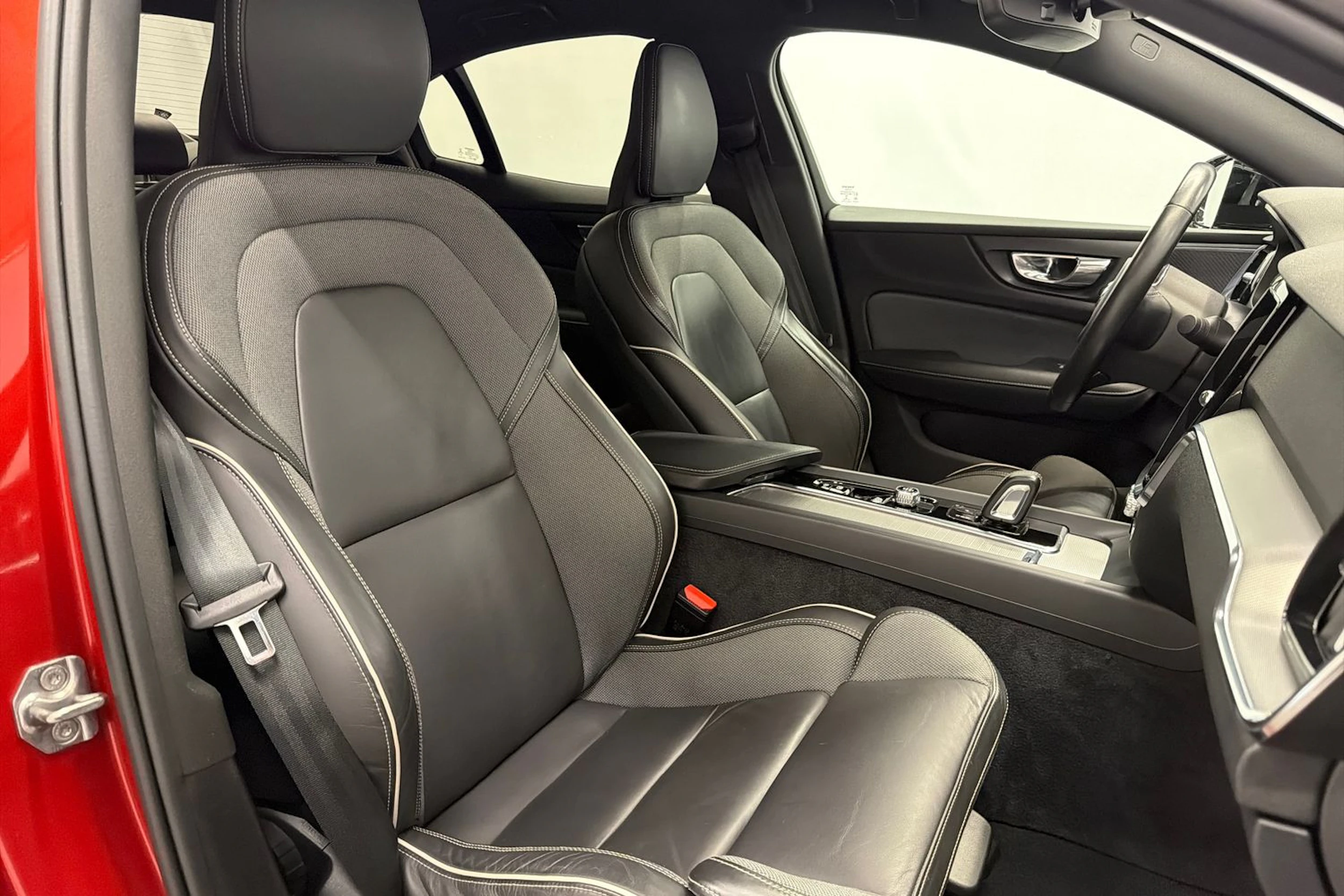 punainen Volvo S60 2021 kuva 15.