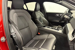 punainen Volvo S60 2021 kuva 15.