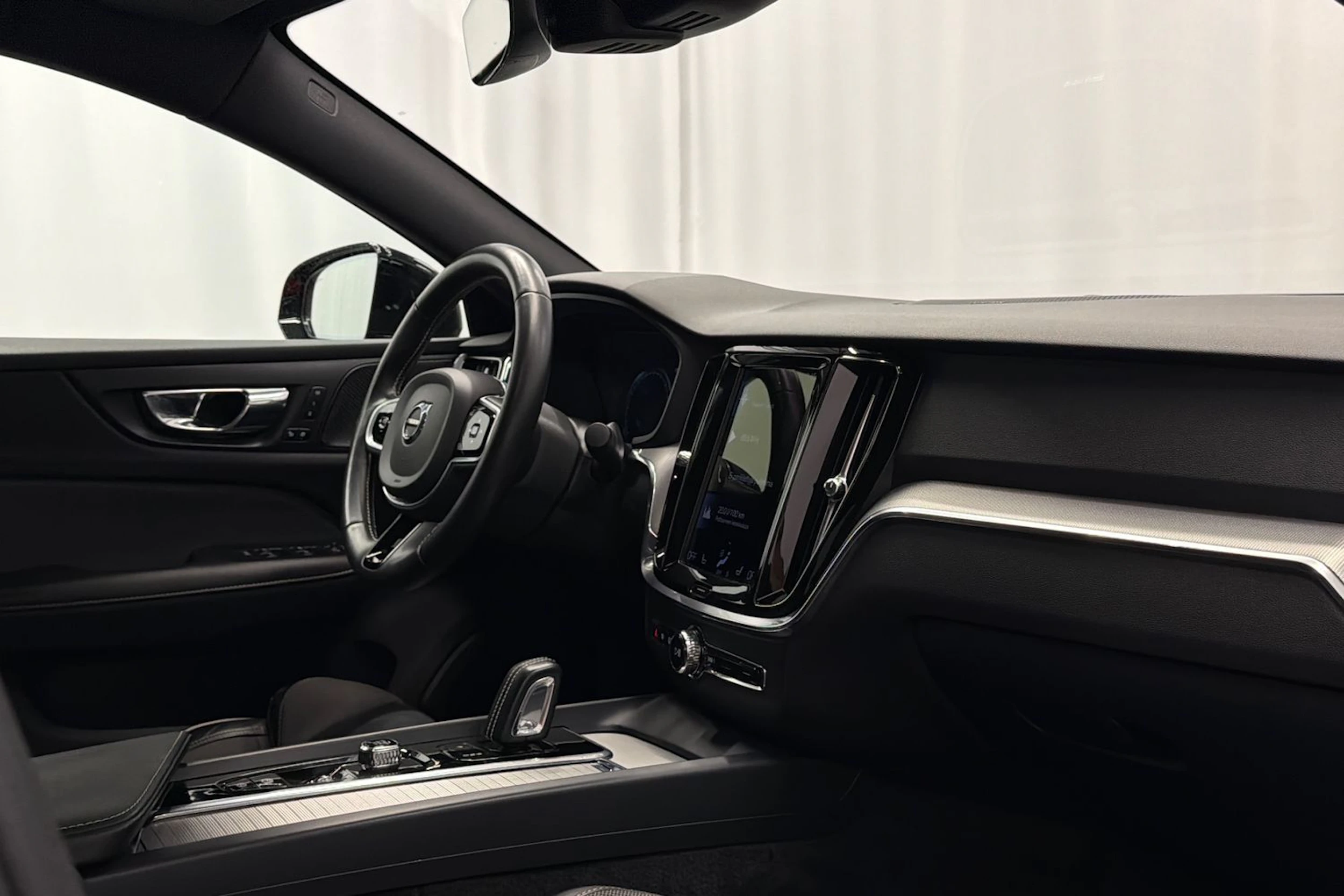 punainen Volvo S60 2021 kuva 16.