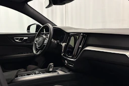 punainen Volvo S60 2021 kuva 16.