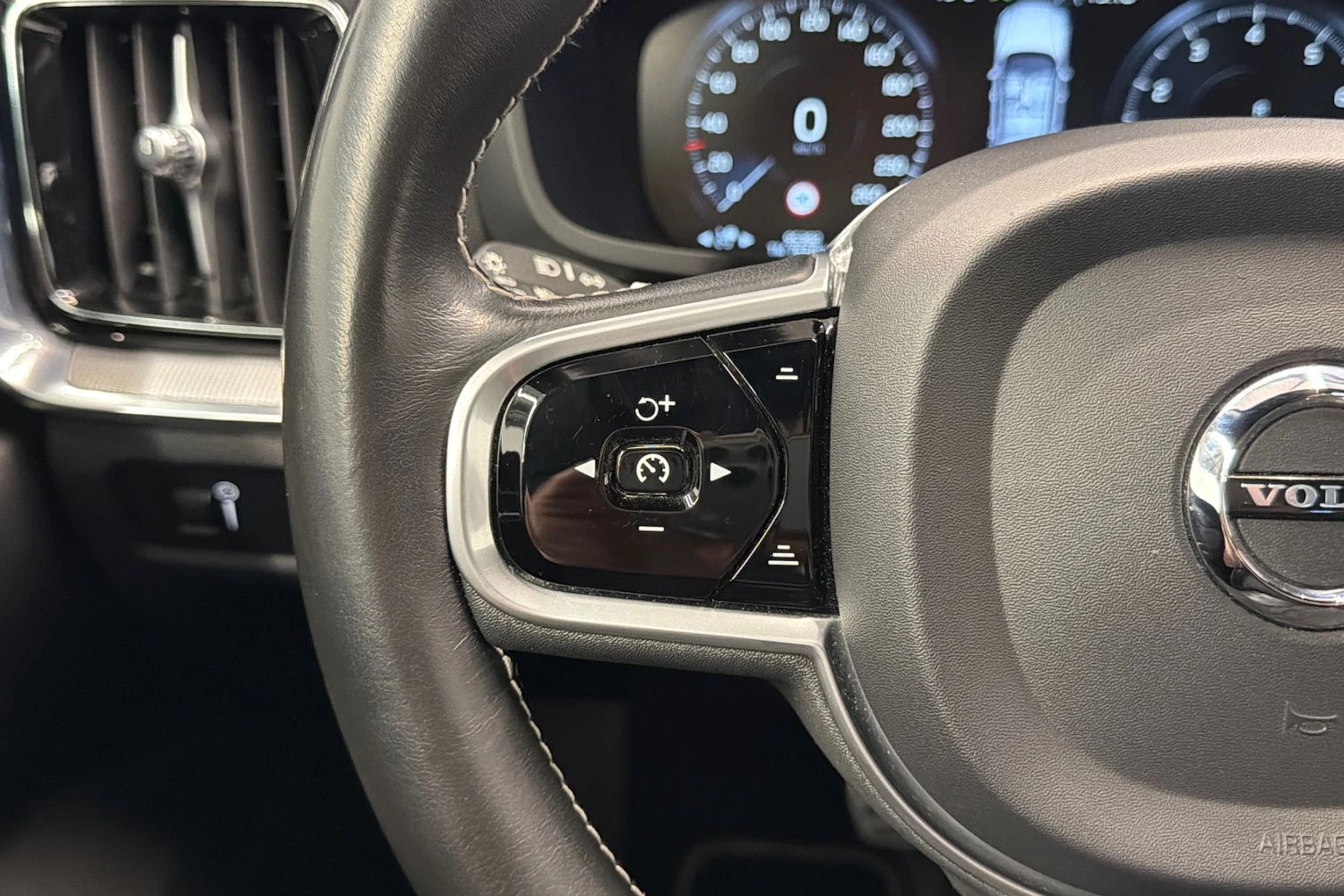 punainen Volvo S60 2021 kuva 19.