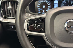 punainen Volvo S60 2021 kuva 19.