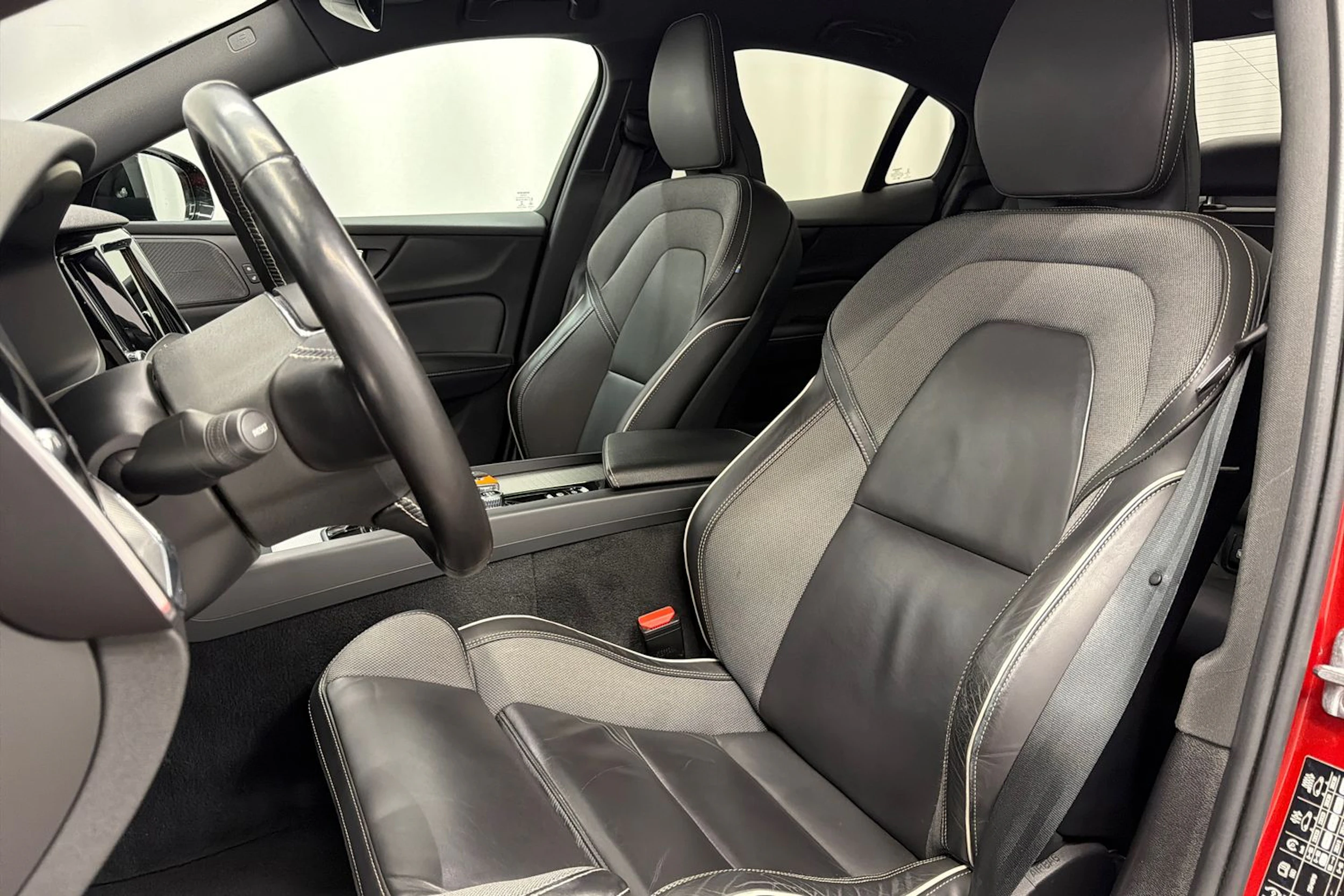 punainen Volvo S60 2021 kuva 29.