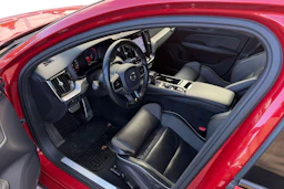 punainen Volvo S60 2021 kuva 3.