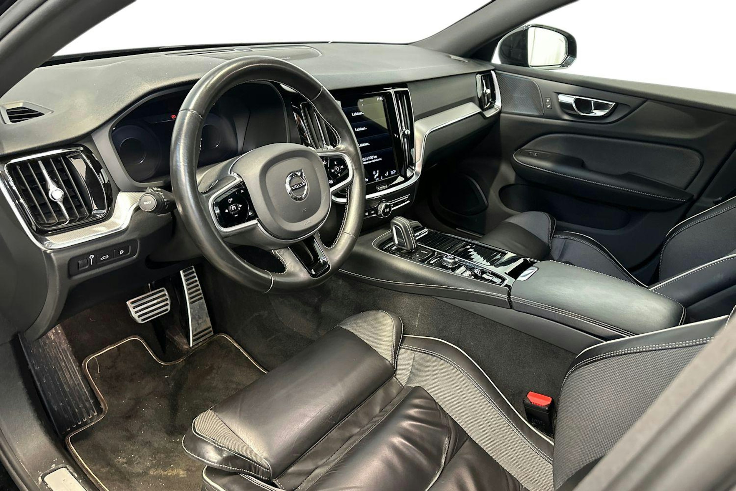 musta Volvo S60 2021 kuva 7.
