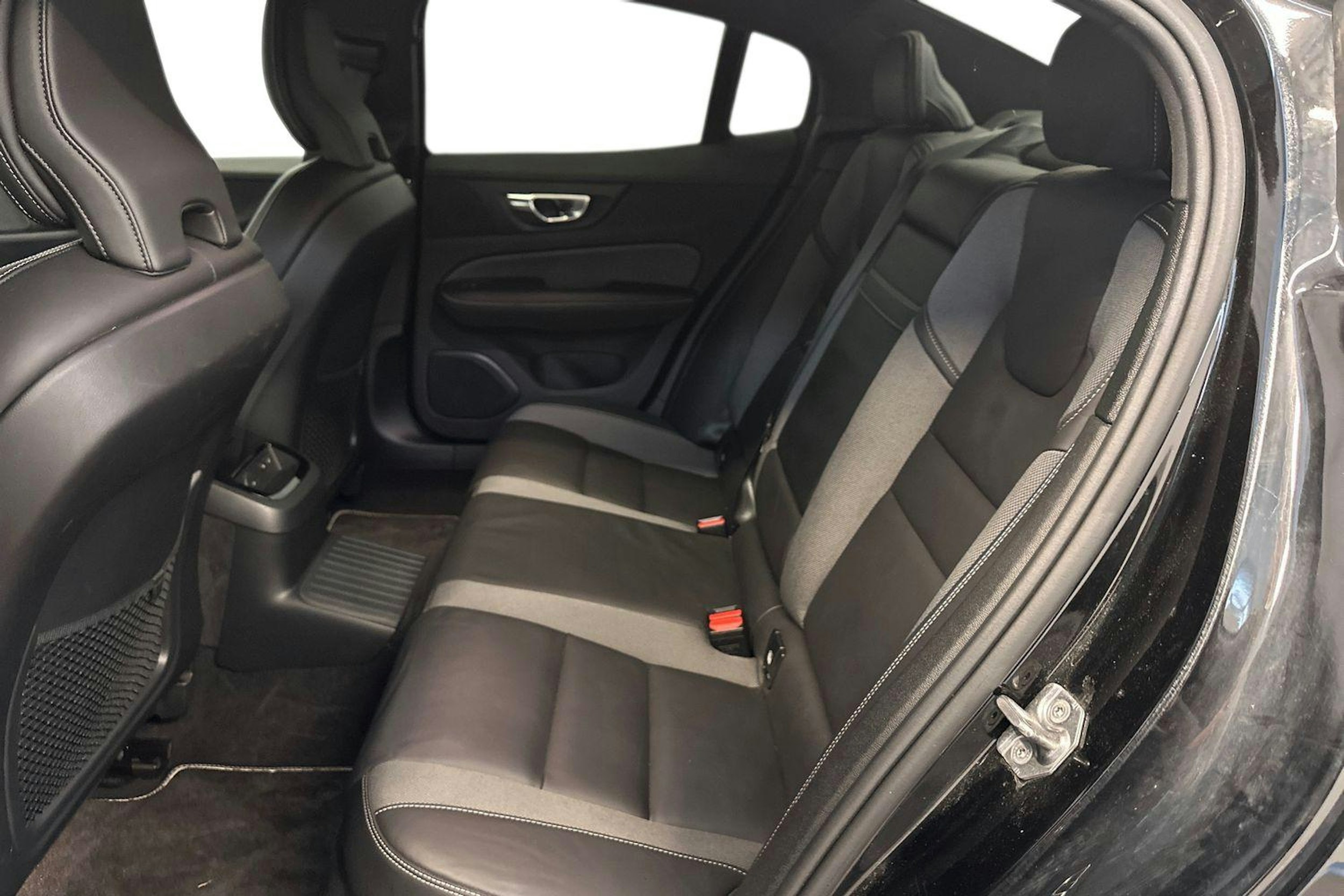 musta Volvo S60 2021 kuva 10.