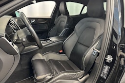 musta Volvo S60 2021 kuva 14.
