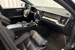 musta Volvo S60 2021 kuva 15.