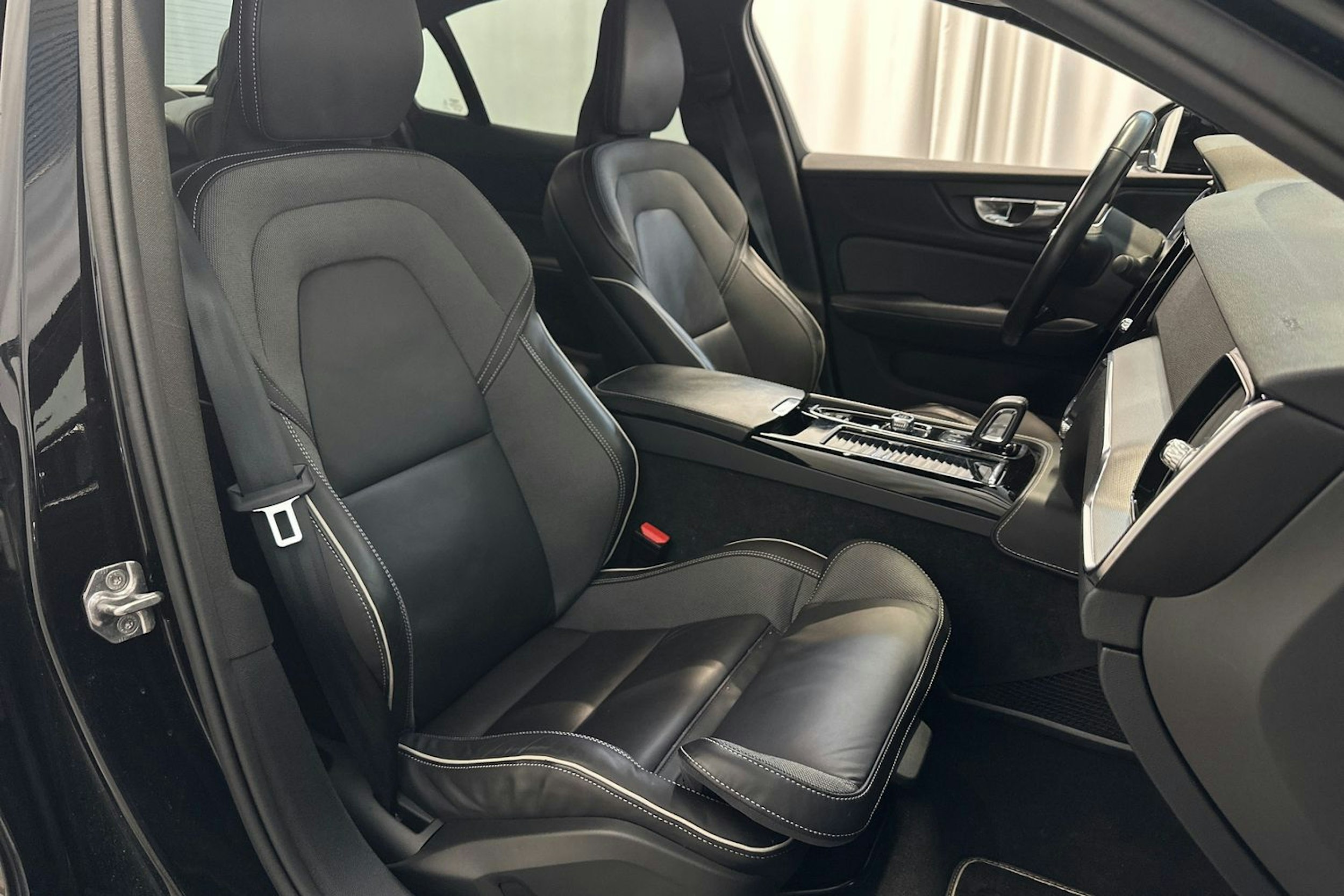 musta Volvo S60 2021 kuva 16.