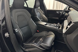 musta Volvo S60 2021 kuva 16.