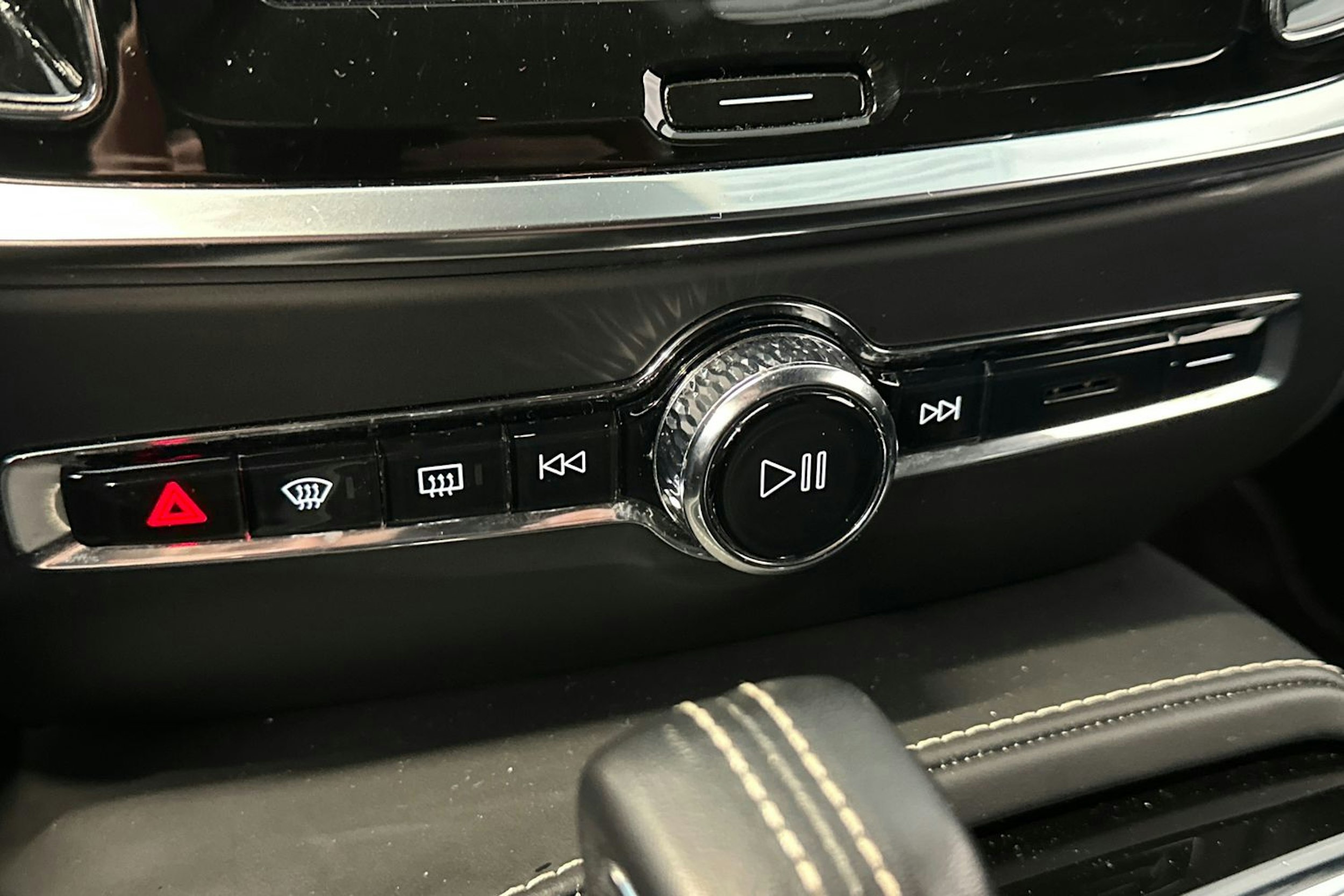 musta Volvo S60 2021 kuva 26.