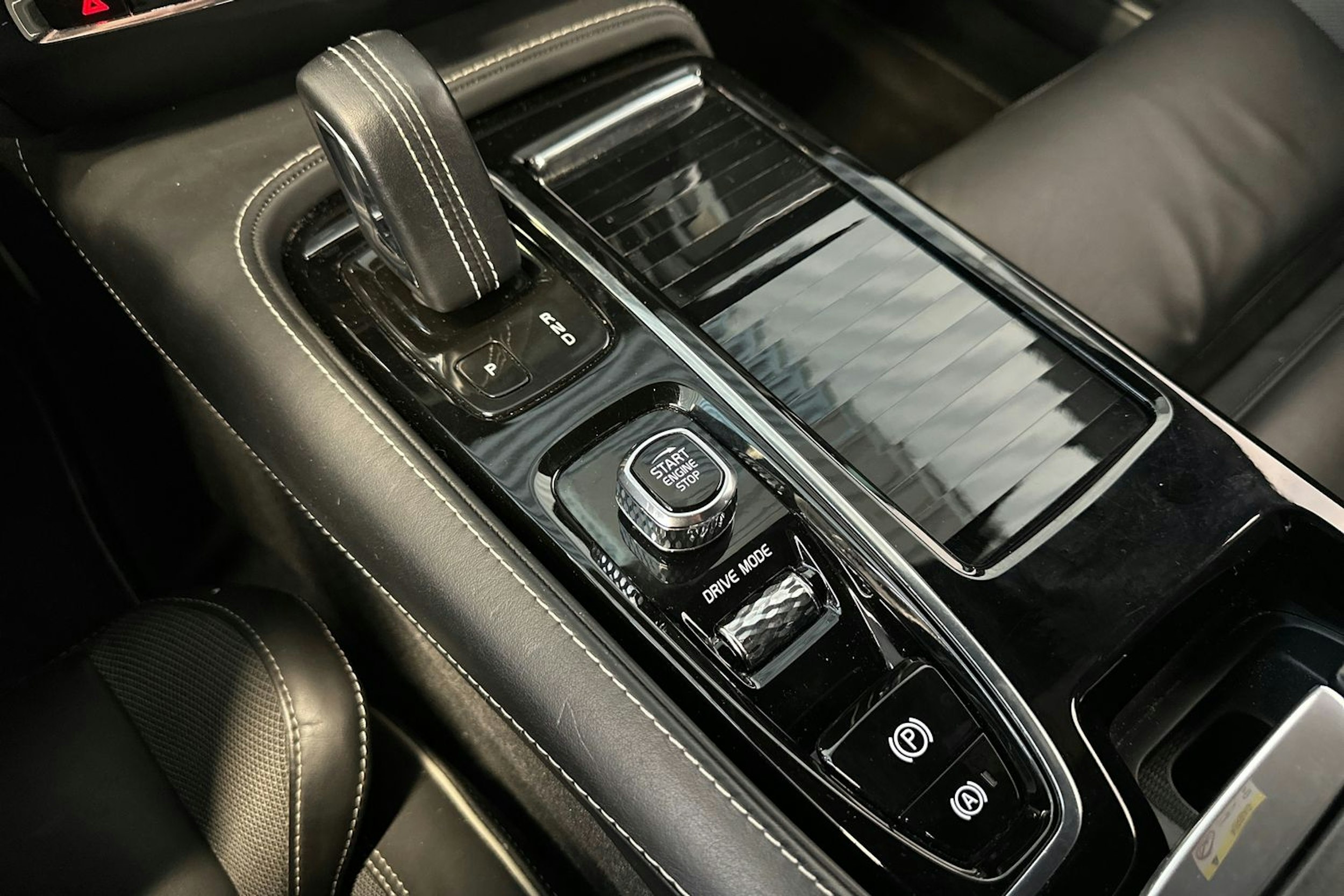 musta Volvo S60 2021 kuva 27.