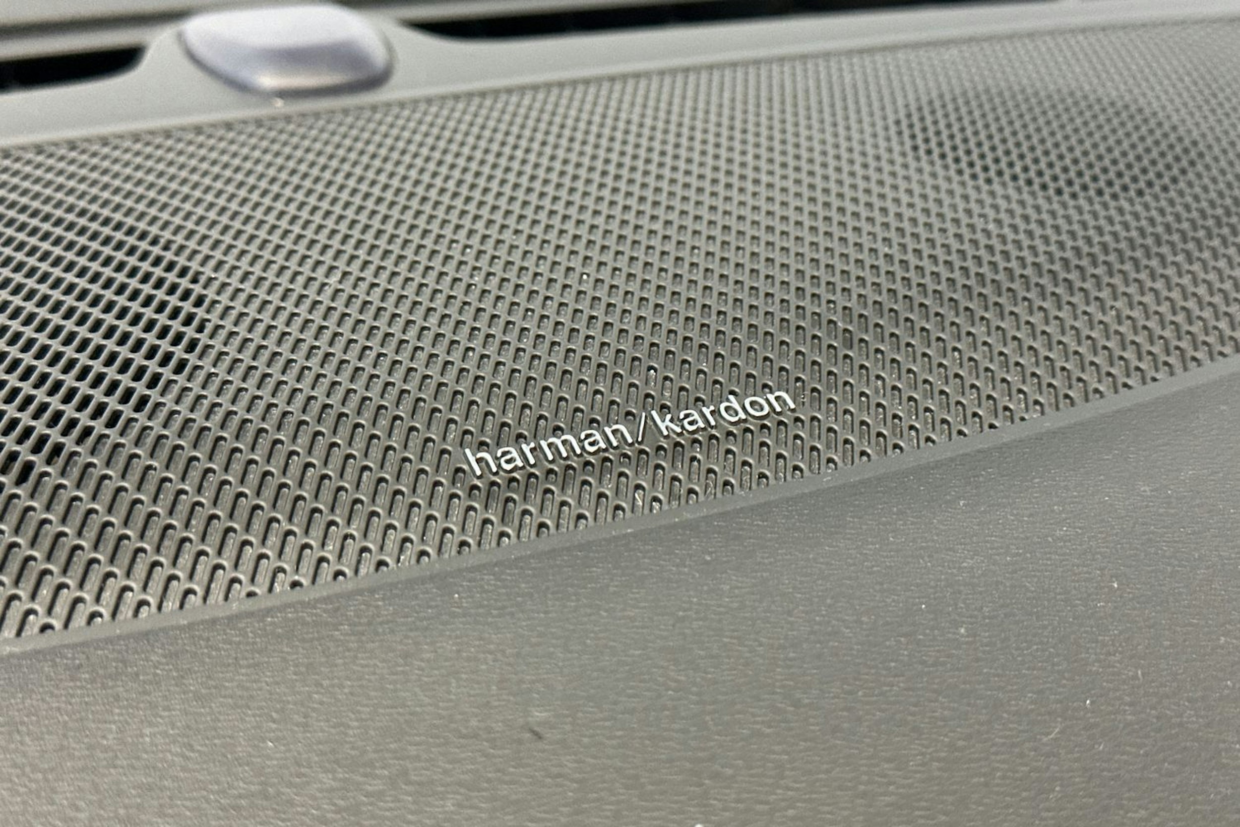 musta Volvo S60 2021 kuva 28.