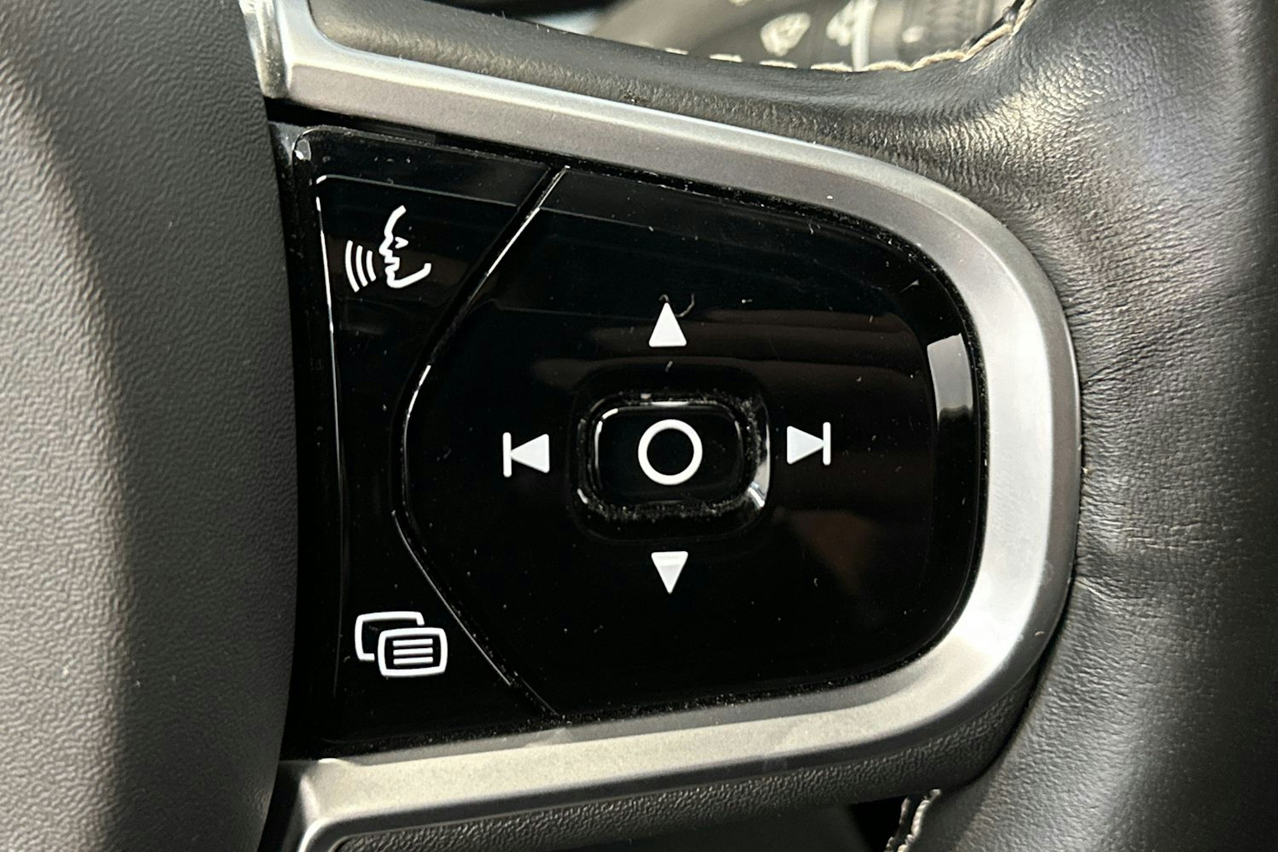 musta Volvo S60 2021 kuva 30.