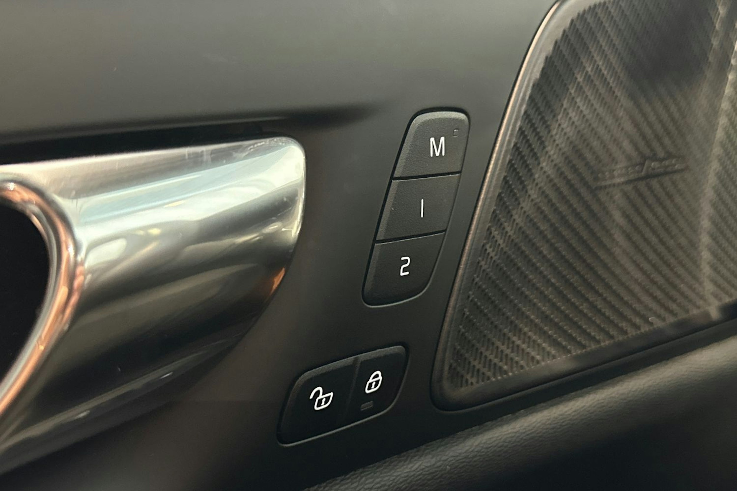 musta Volvo S60 2021 kuva 34.