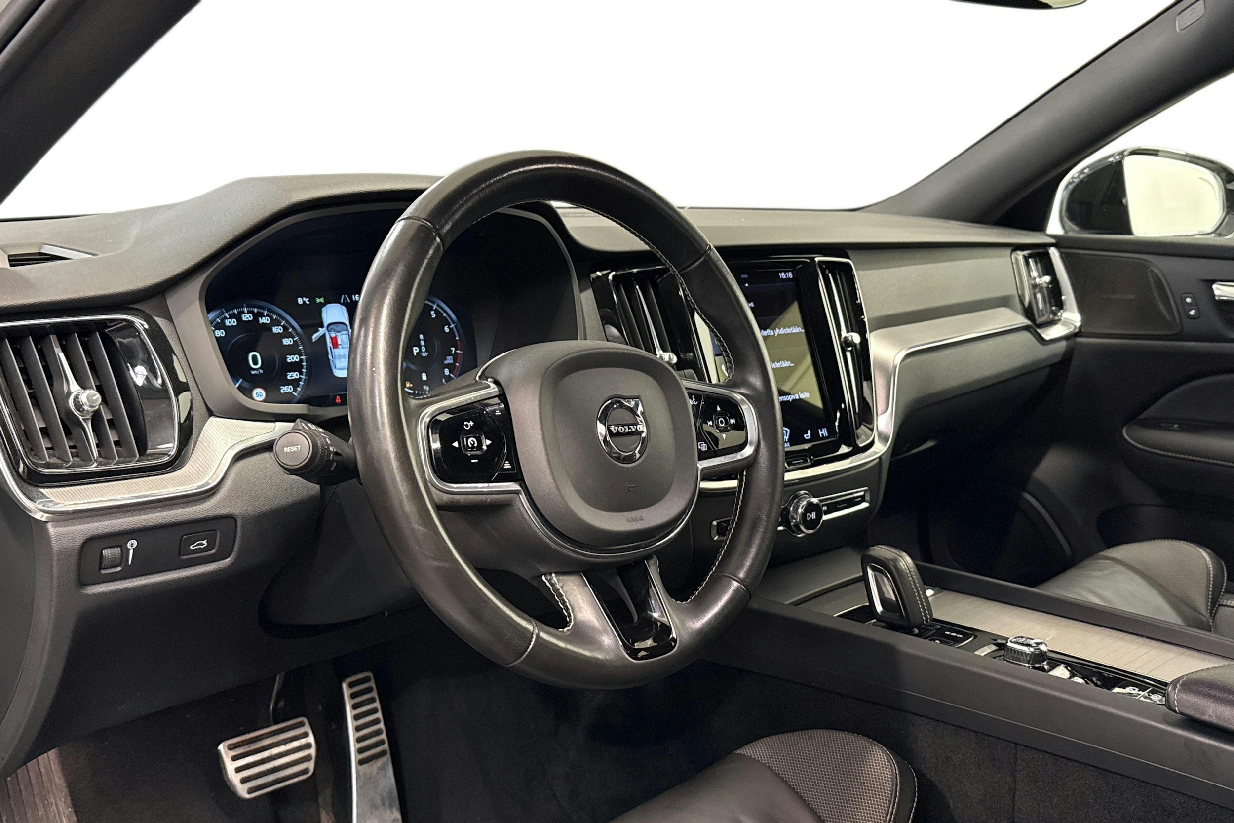 valkoinen Volvo S60 2021 kuva 7.