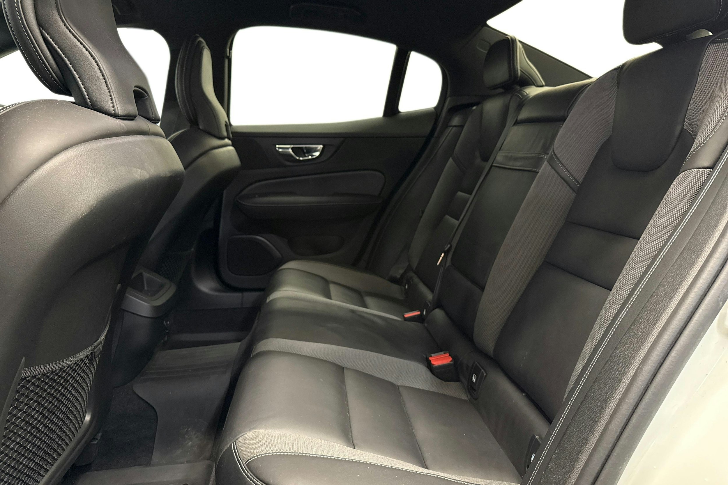 valkoinen Volvo S60 2021 kuva 10.