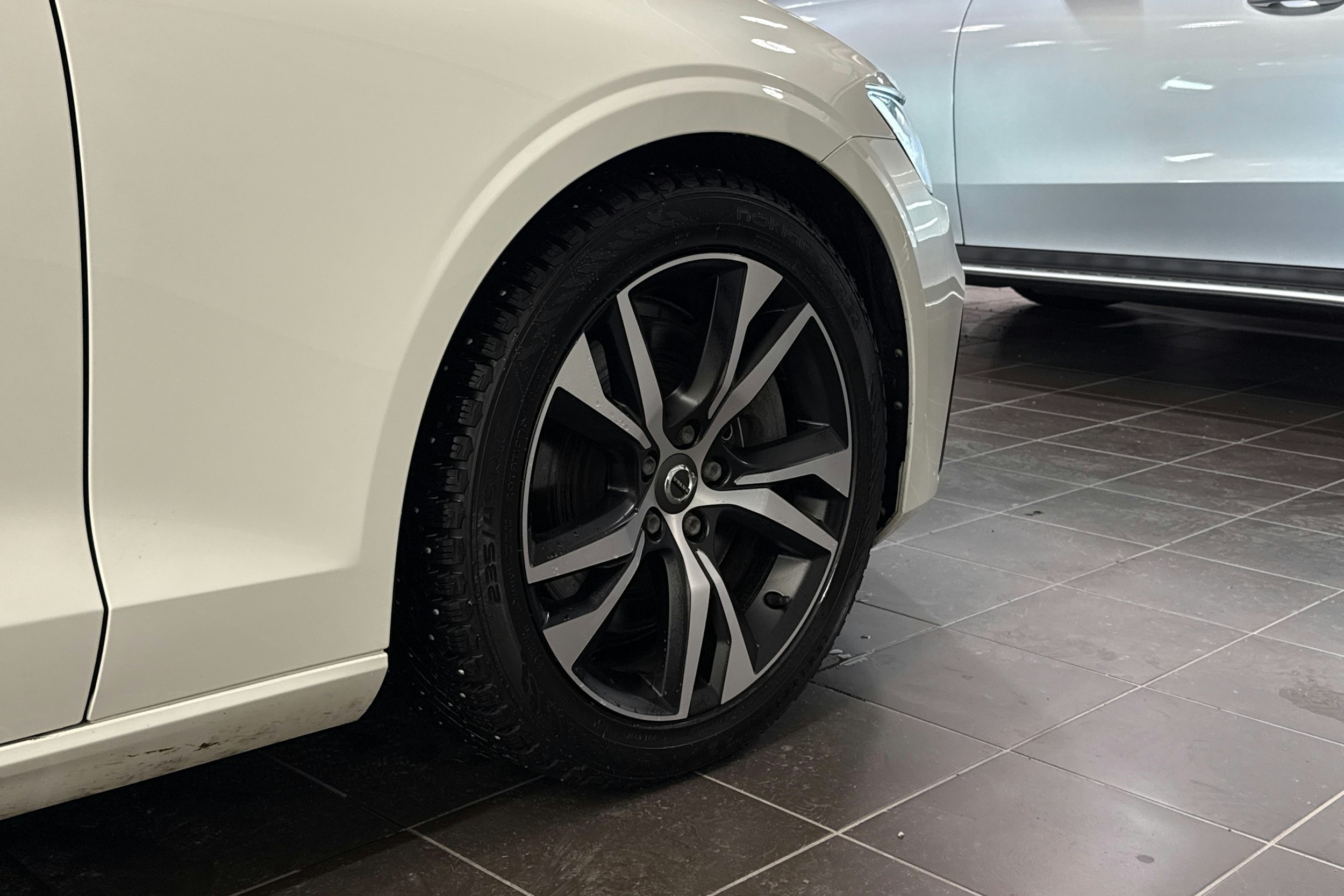 valkoinen Volvo S60 2021 kuva 13.