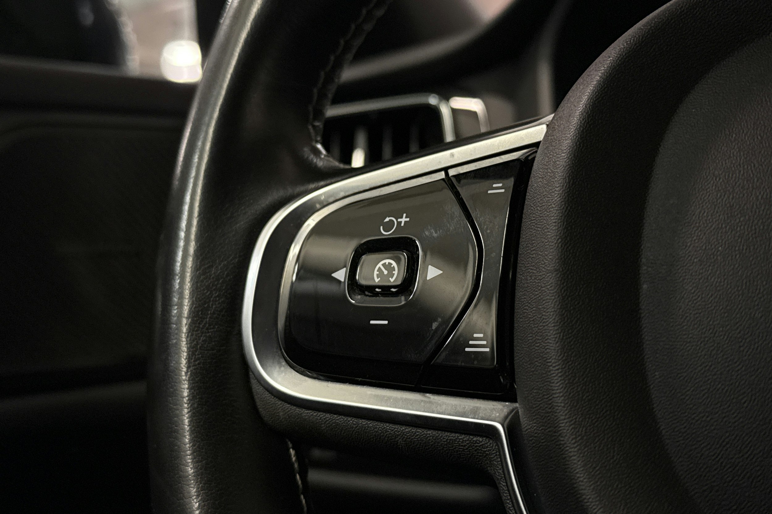 valkoinen Volvo S60 2021 kuva 16.