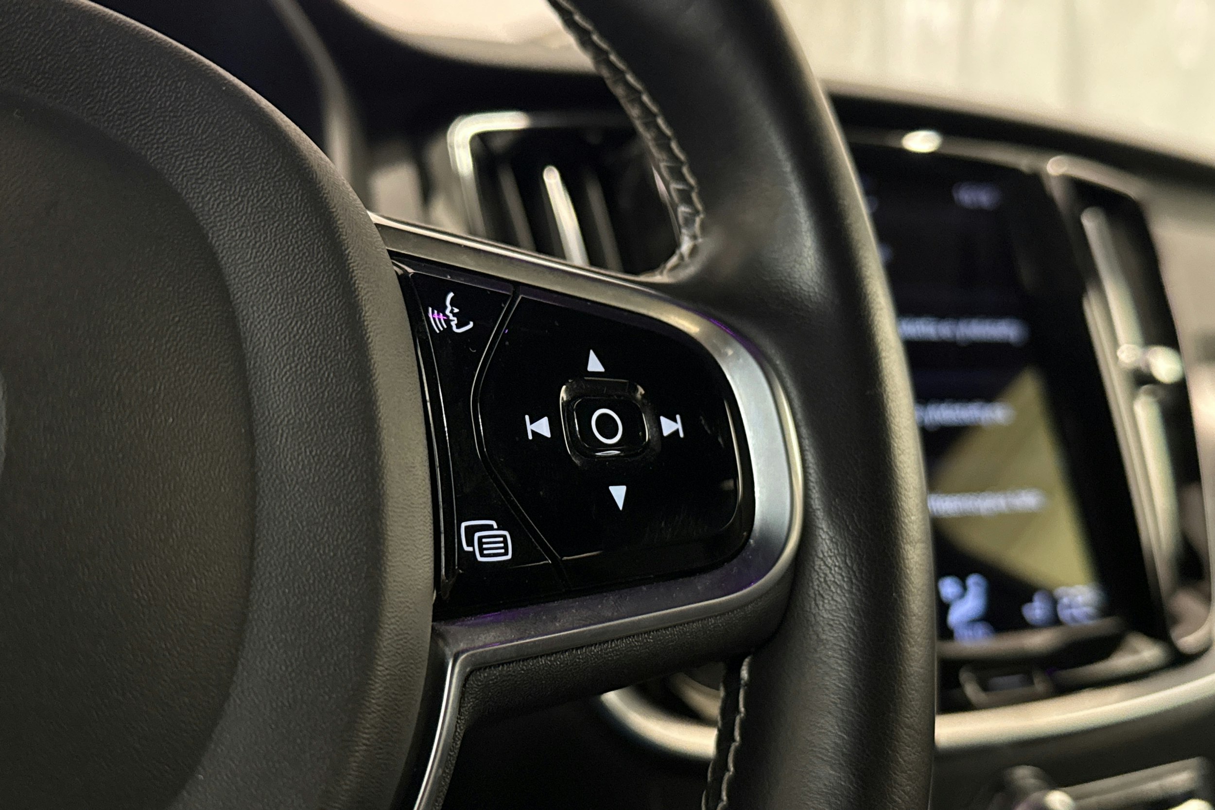 valkoinen Volvo S60 2021 kuva 17.