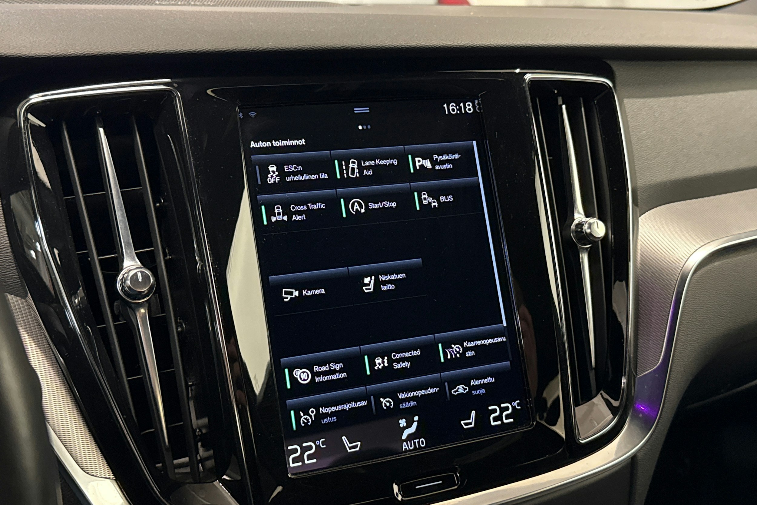 valkoinen Volvo S60 2021 kuva 19.